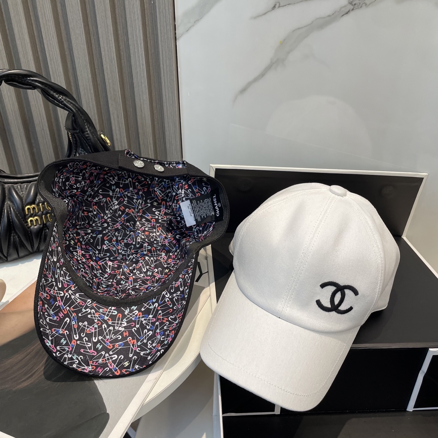 
Chanel（香奈儿）专柜新款双面刺绣棒球帽🧢11开模订制，立体刺绣，精致无暇！100%纯棉面料，原厂