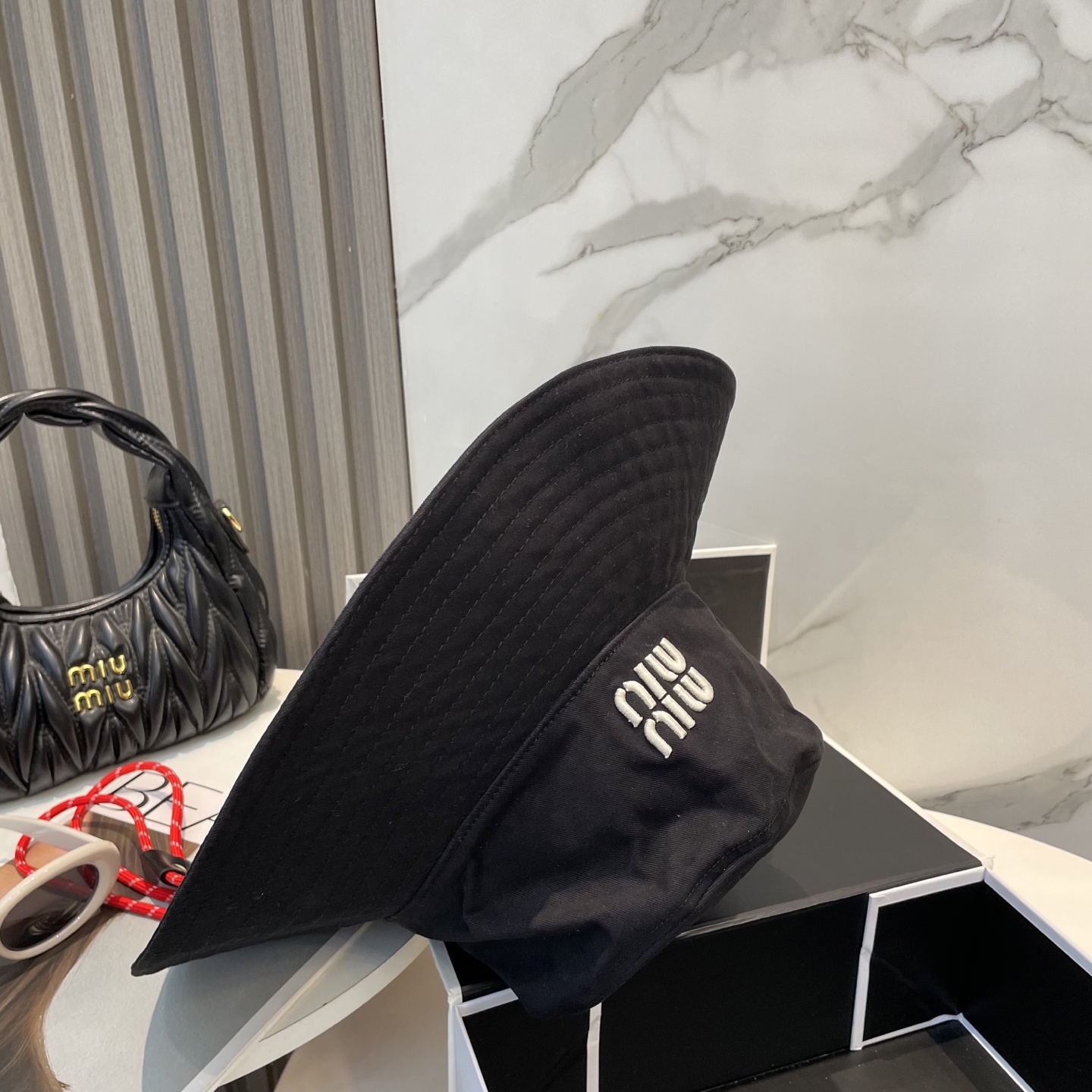  MiuMiu缪缪新款渔夫帽 ｜大帽檐 ～加大遮阳范围 品质细节都好到位 ～
帽子一直都是日常搭配中离不