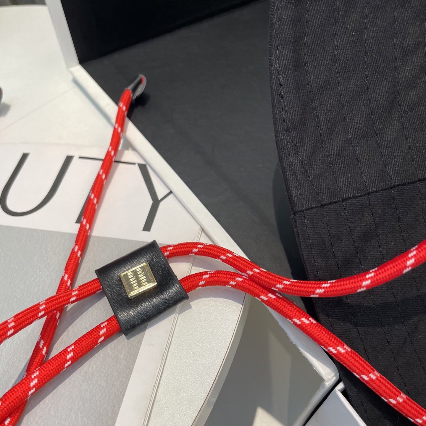  MiuMiu缪缪新款渔夫帽 ｜大帽檐 ～加大遮阳范围 品质细节都好到位 ～
帽子一直都是日常搭配中离不