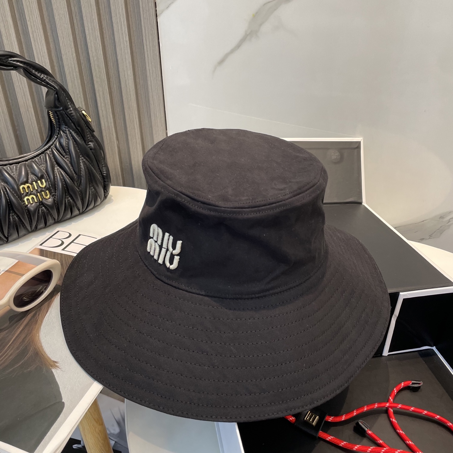  MiuMiu缪缪新款渔夫帽 ｜大帽檐 ～加大遮阳范围 品质细节都好到位 ～
帽子一直都是日常搭配中离不