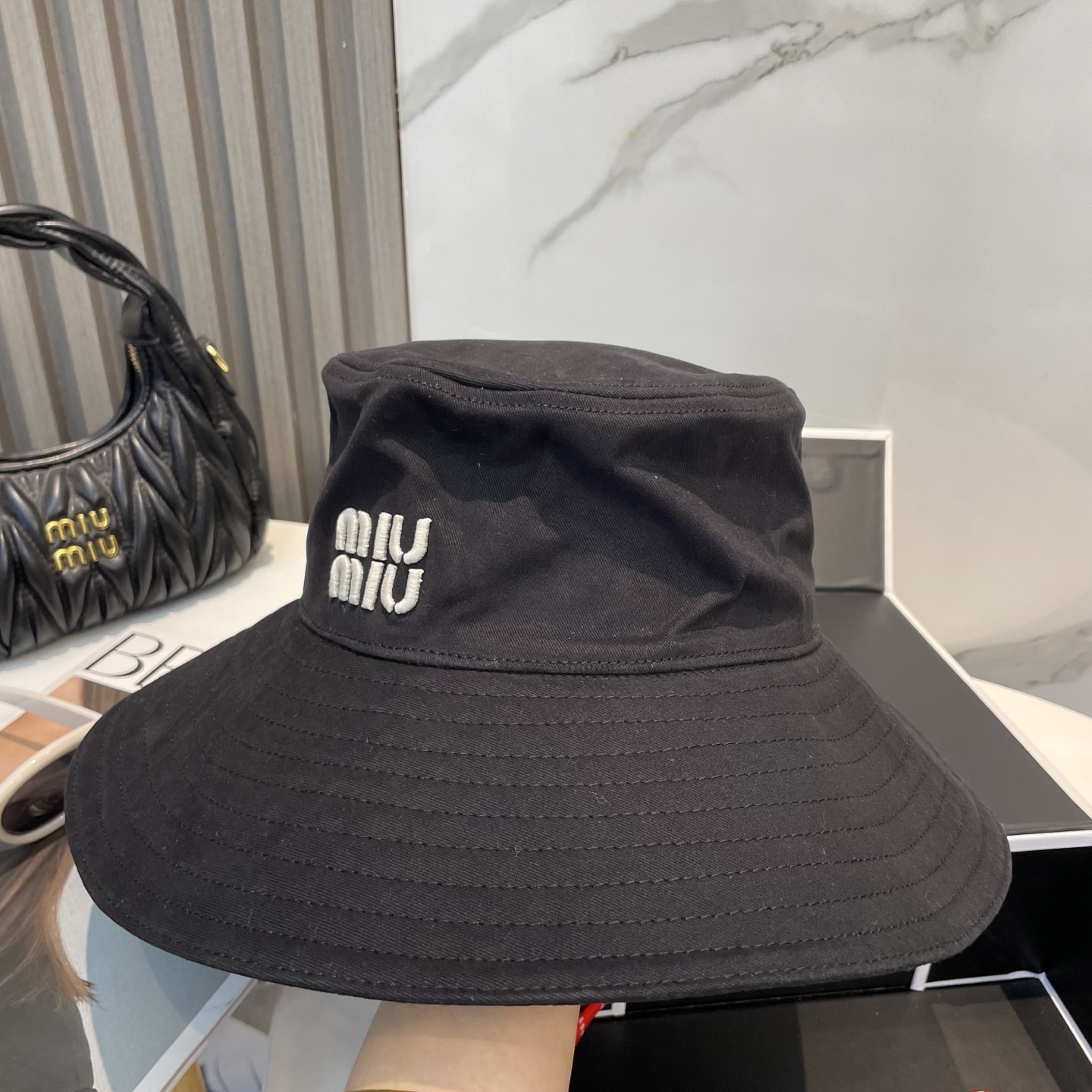  MiuMiu缪缪新款渔夫帽 ｜大帽檐 ～加大遮阳范围 品质细节都好到位 ～
帽子一直都是日常搭配中离不