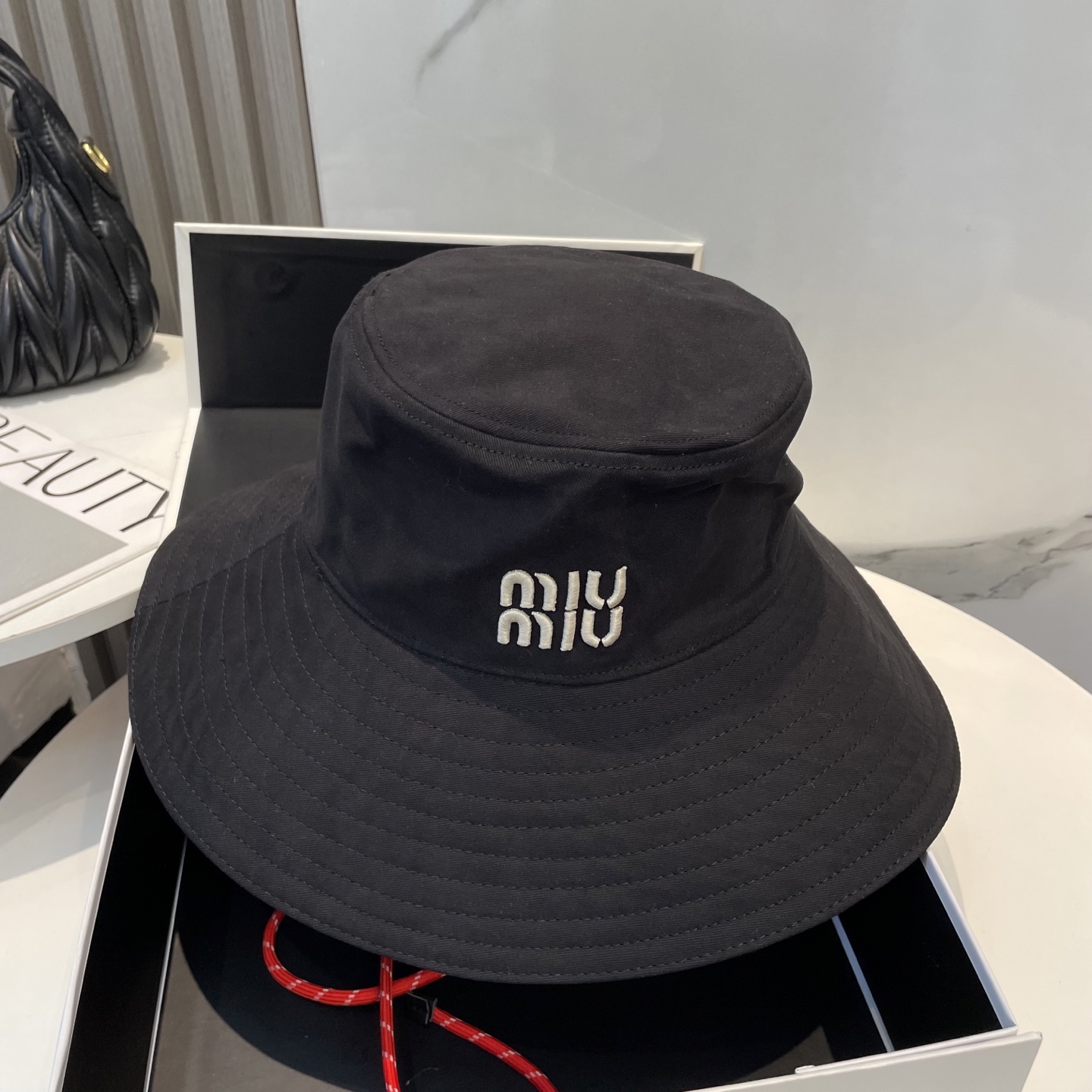  MiuMiu缪缪新款渔夫帽 ｜大帽檐 ～加大遮阳范围 品质细节都好到位 ～
帽子一直都是日常搭配中离不