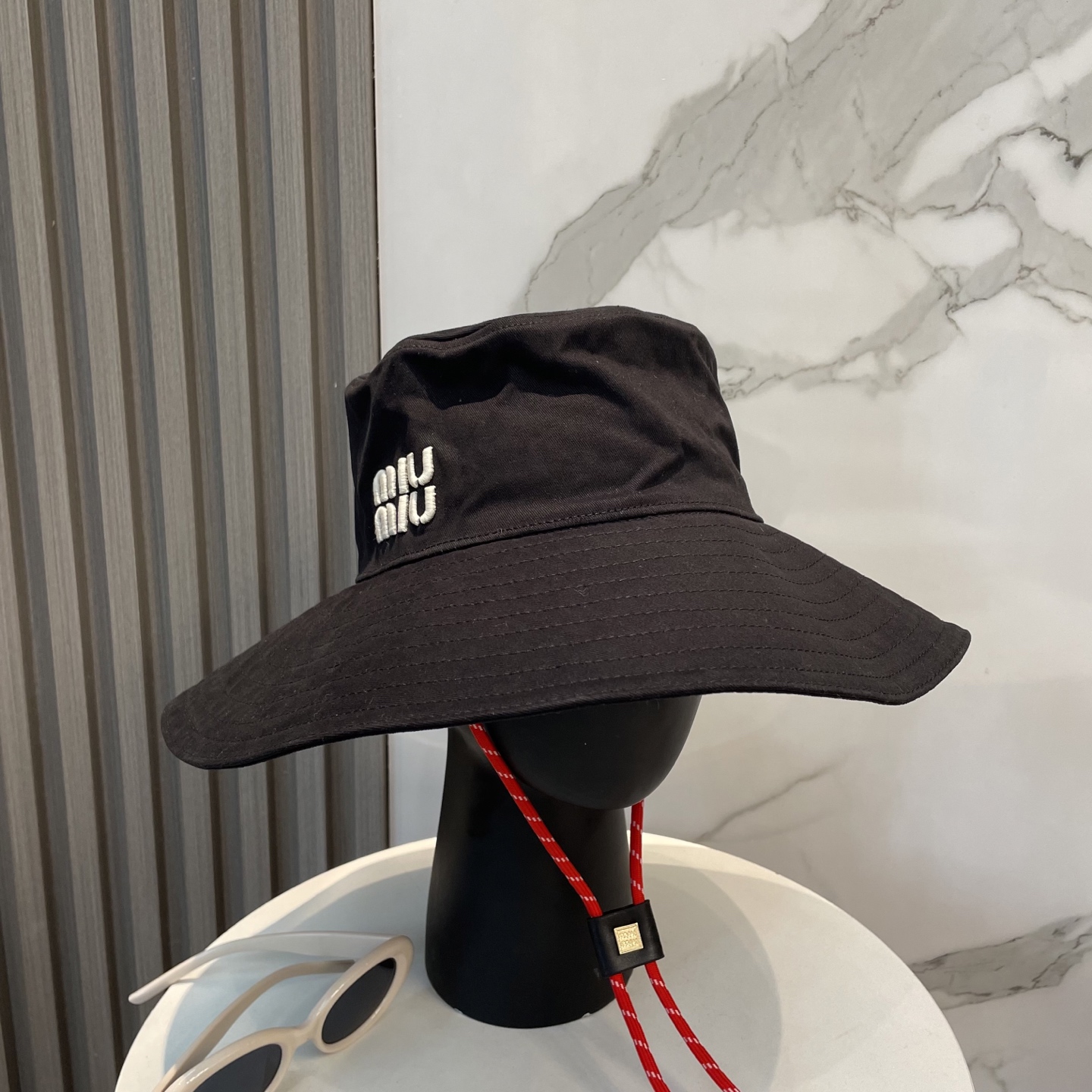  MiuMiu缪缪新款渔夫帽 ｜大帽檐 ～加大遮阳范围 品质细节都好到位 ～
帽子一直都是日常搭配中离不