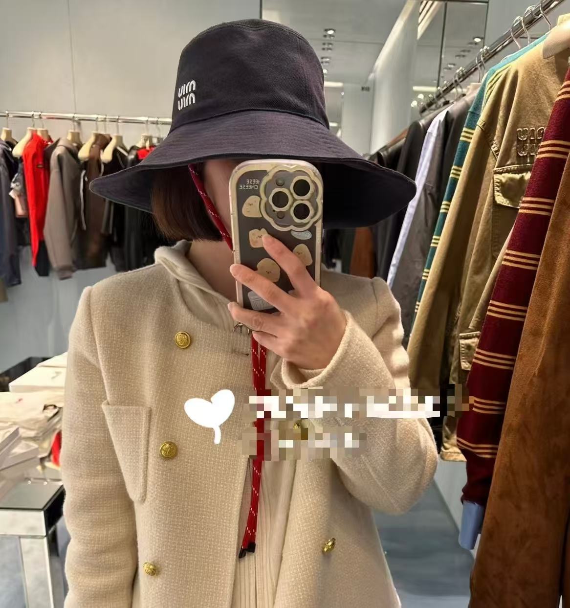  MiuMiu缪缪新款渔夫帽 ｜大帽檐 ～加大遮阳范围 品质细节都好到位 ～
帽子一直都是日常搭配中离不