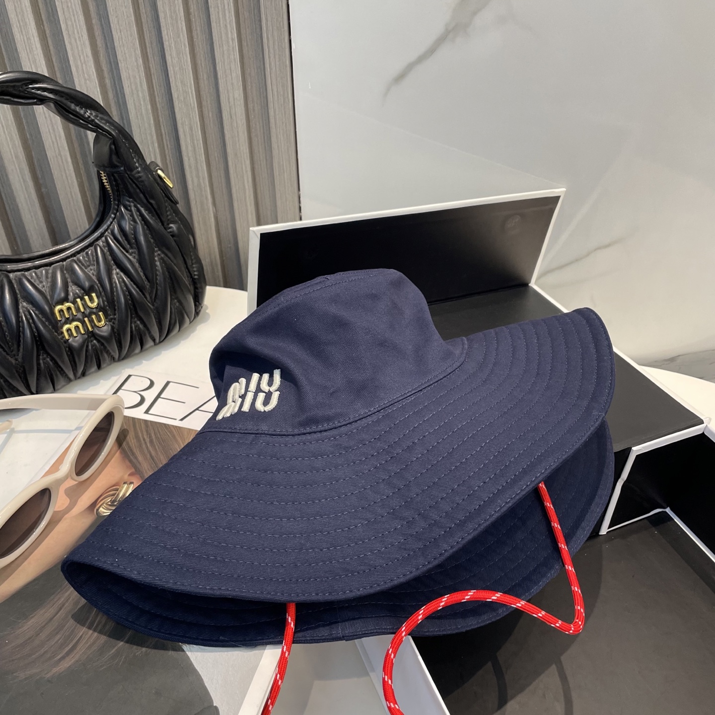  MiuMiu缪缪新款渔夫帽 ｜大帽檐 ～加大遮阳范围 品质细节都好到位 ～
帽子一直都是日常搭配中离不