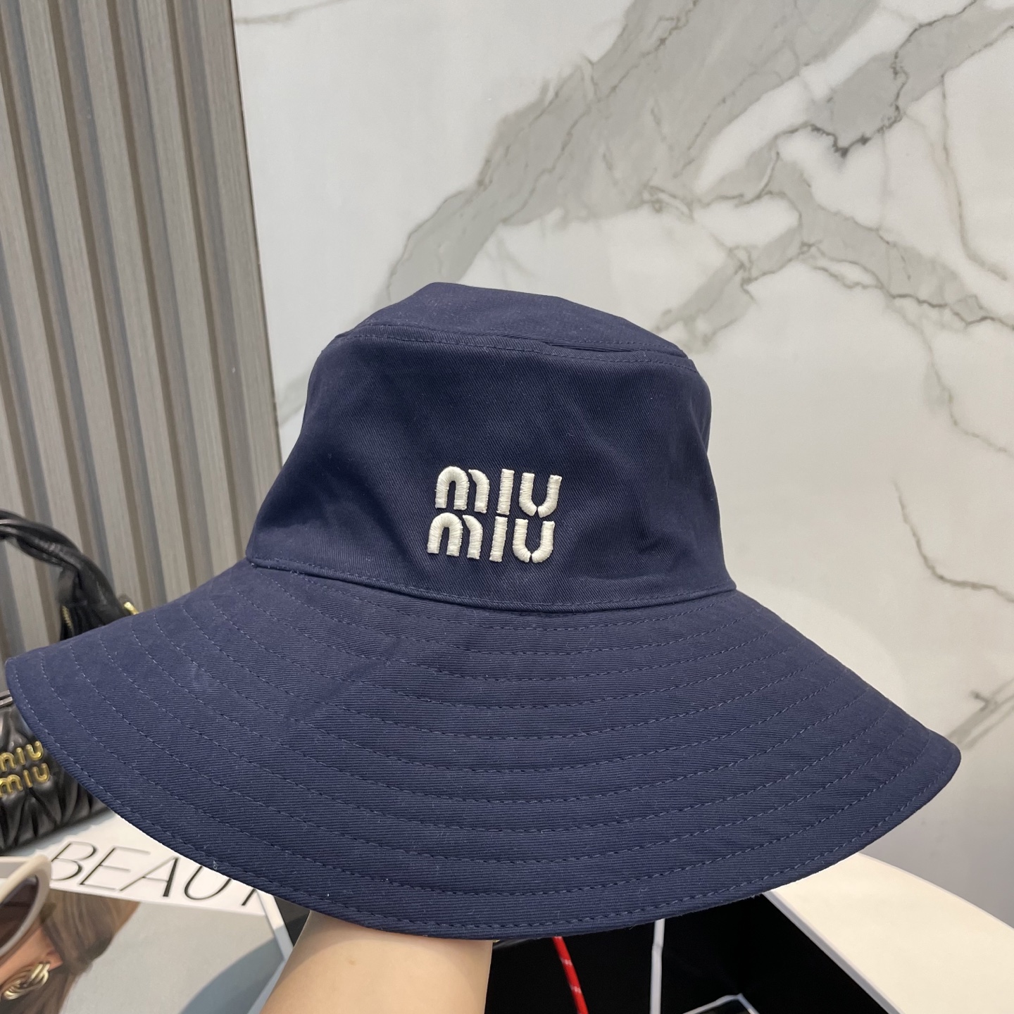  MiuMiu缪缪新款渔夫帽 ｜大帽檐 ～加大遮阳范围 品质细节都好到位 ～
帽子一直都是日常搭配中离不