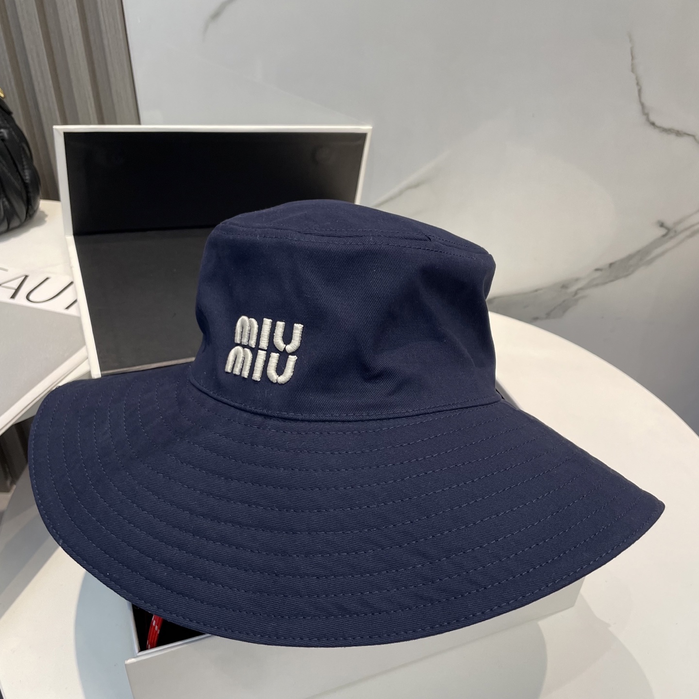  MiuMiu缪缪新款渔夫帽 ｜大帽檐 ～加大遮阳范围 品质细节都好到位 ～
帽子一直都是日常搭配中离不