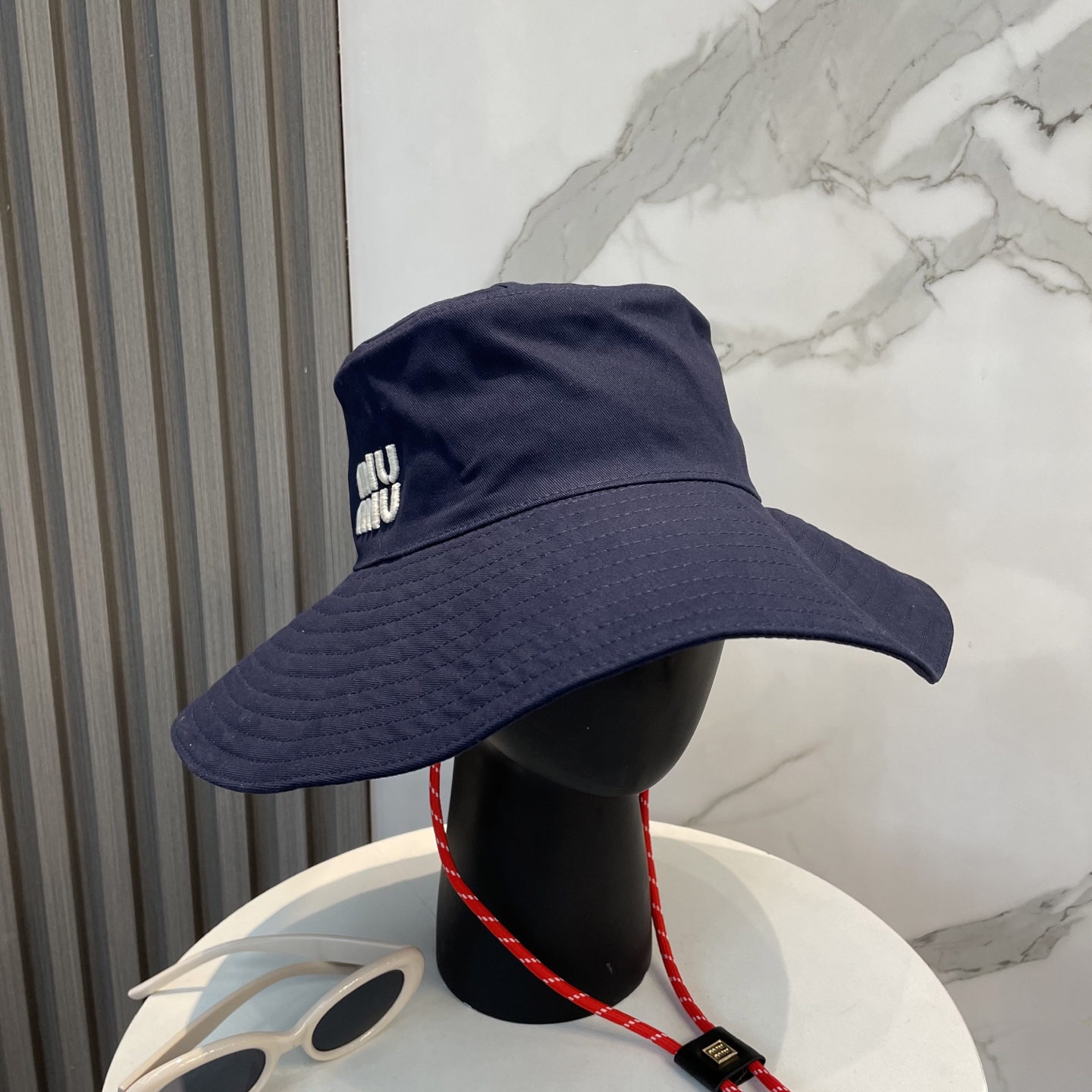  MiuMiu缪缪新款渔夫帽 ｜大帽檐 ～加大遮阳范围 品质细节都好到位 ～
帽子一直都是日常搭配中离不