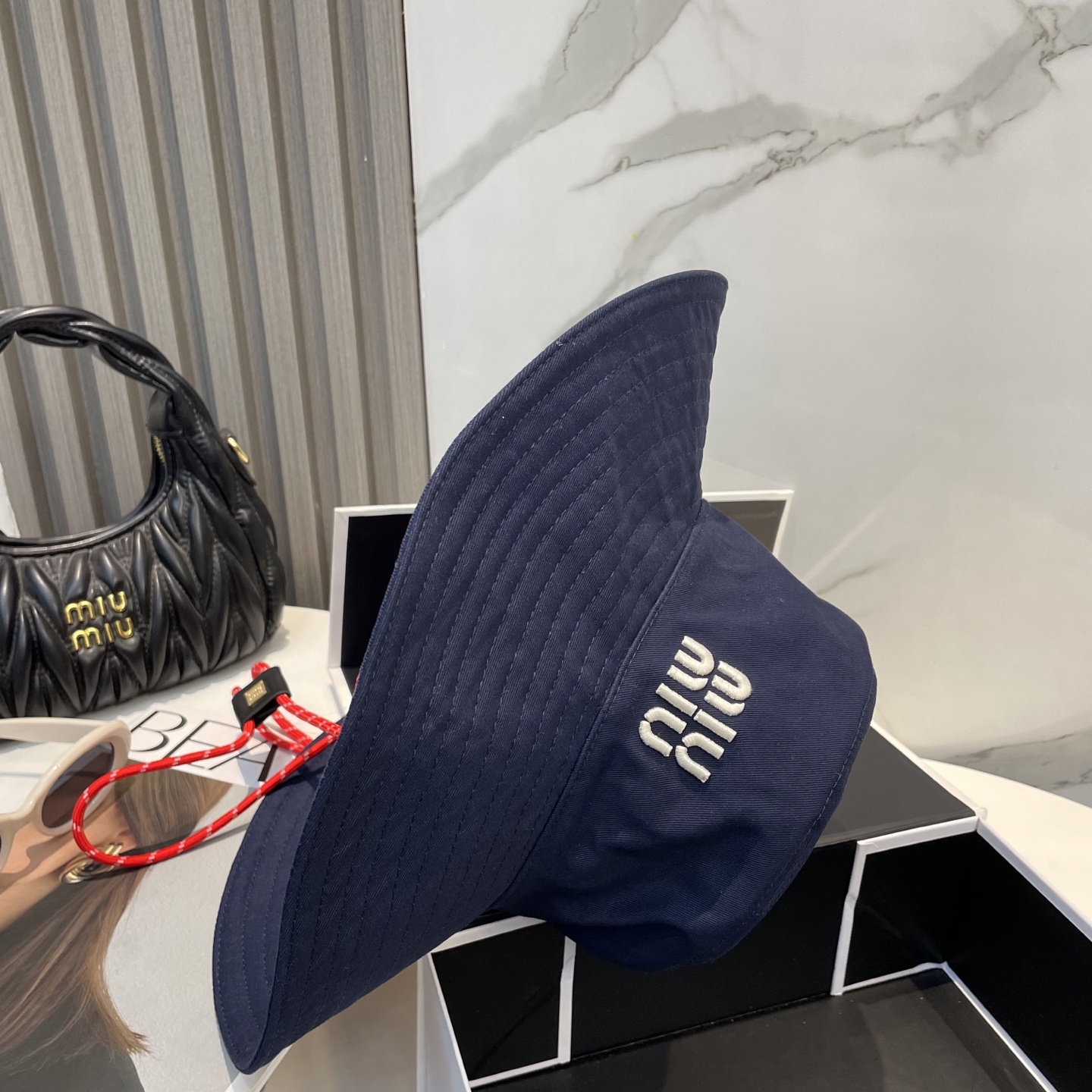  MiuMiu缪缪新款渔夫帽 ｜大帽檐 ～加大遮阳范围 品质细节都好到位 ～
帽子一直都是日常搭配中离不
