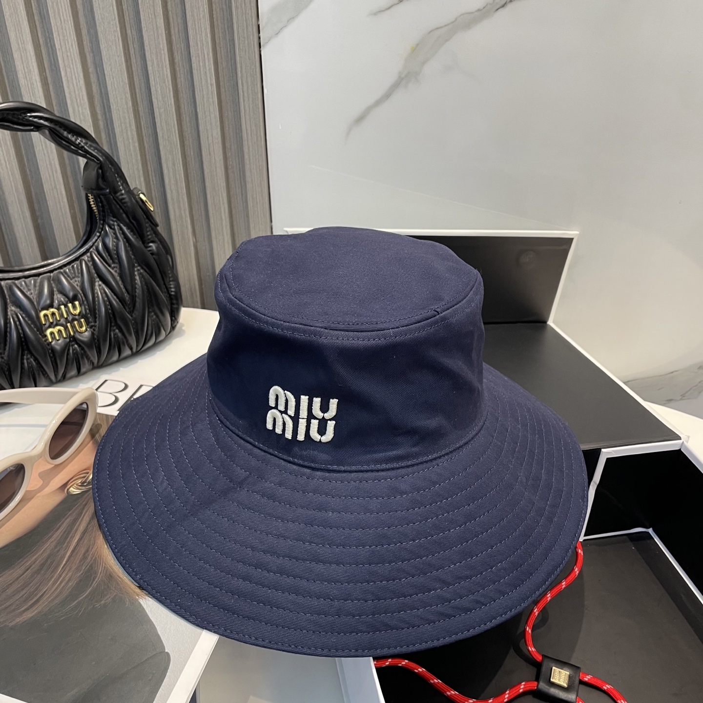  MiuMiu缪缪新款渔夫帽 ｜大帽檐 ～加大遮阳范围 品质细节都好到位 ～
帽子一直都是日常搭配中离不