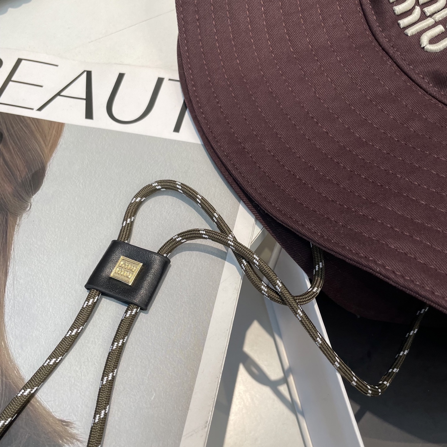  MiuMiu缪缪新款渔夫帽 ｜大帽檐 ～加大遮阳范围 品质细节都好到位 ～
帽子一直都是日常搭配中离不