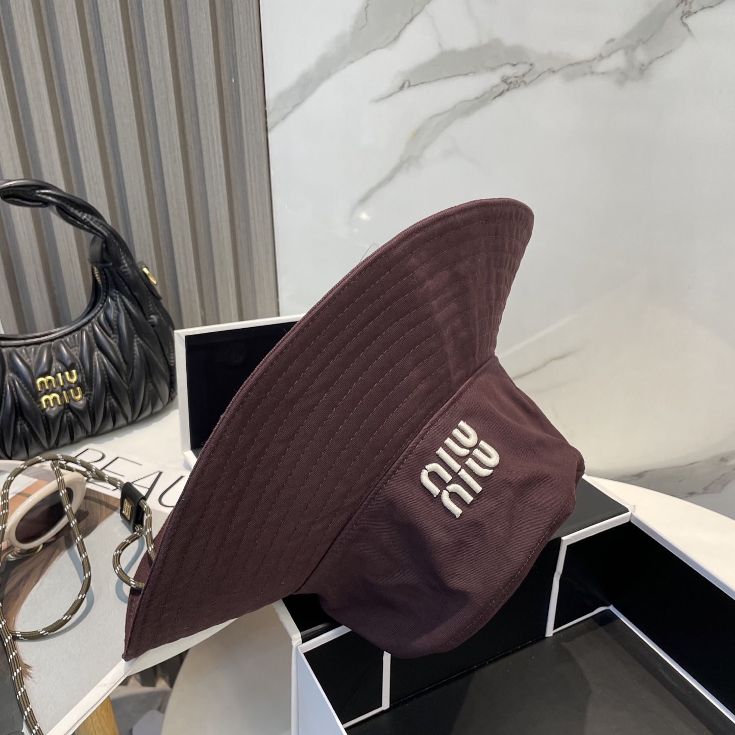 MiuMiu缪缪新款渔夫帽 ｜大帽檐 ～加大遮阳范围 品质细节都好到位 ～
帽子一直都是日常搭配中离不