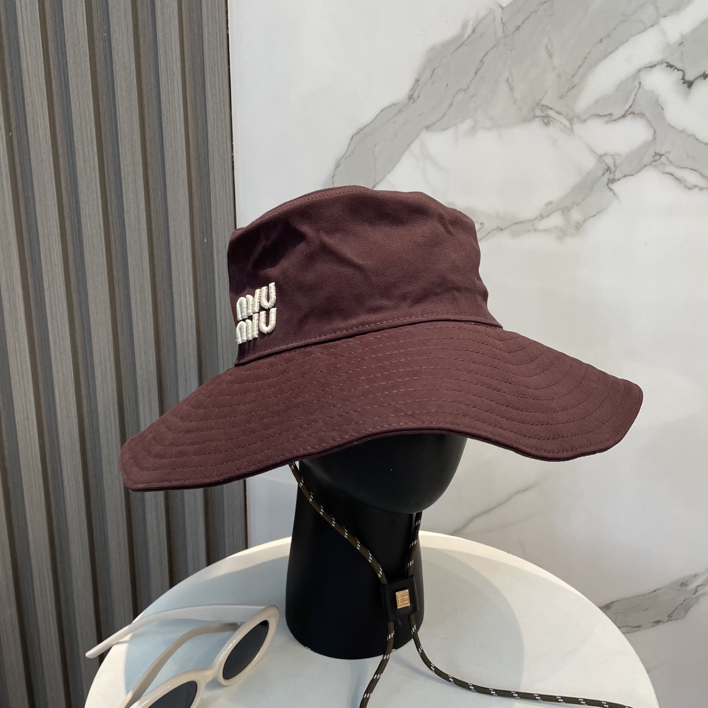  MiuMiu缪缪新款渔夫帽 ｜大帽檐 ～加大遮阳范围 品质细节都好到位 ～
帽子一直都是日常搭配中离不
