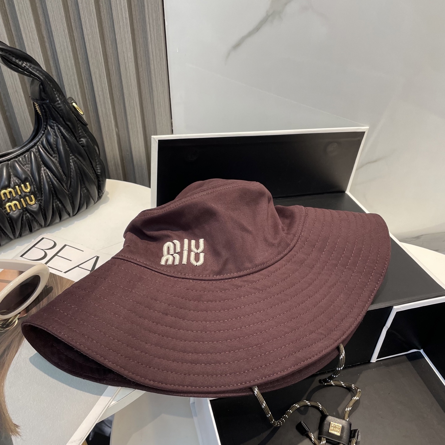  MiuMiu缪缪新款渔夫帽 ｜大帽檐 ～加大遮阳范围 品质细节都好到位 ～
帽子一直都是日常搭配中离不
