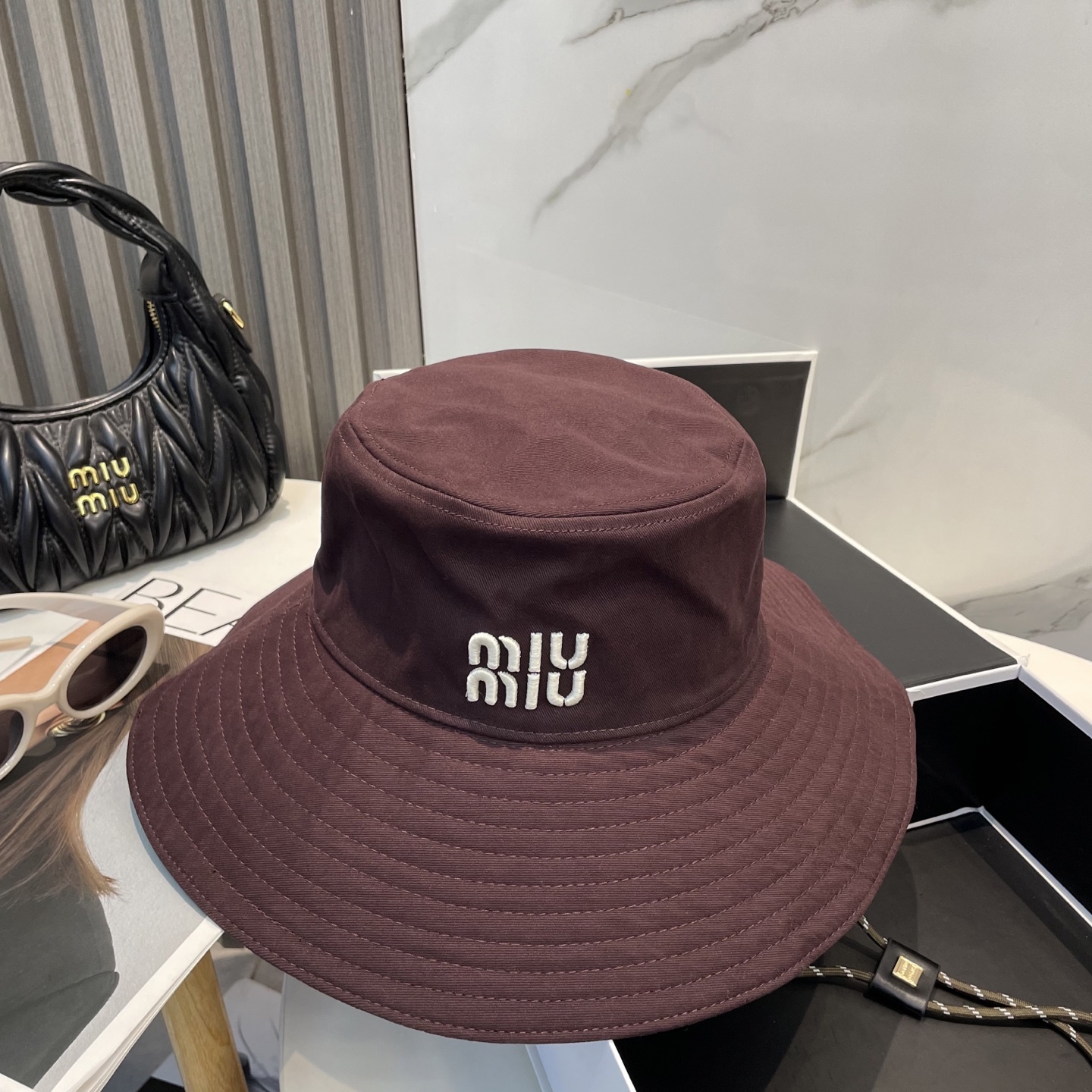  MiuMiu缪缪新款渔夫帽 ｜大帽檐 ～加大遮阳范围 品质细节都好到位 ～
帽子一直都是日常搭配中离不