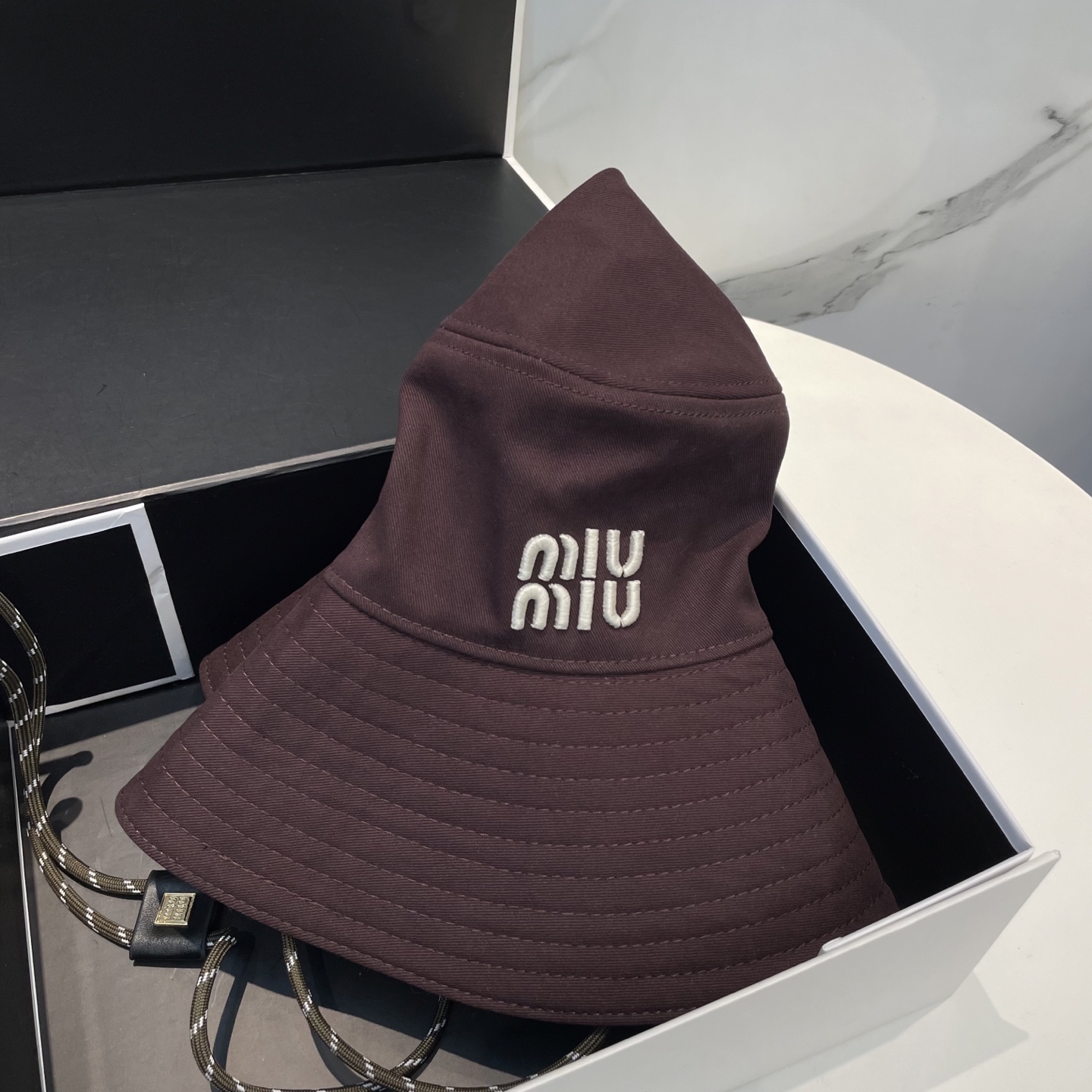  MiuMiu缪缪新款渔夫帽 ｜大帽檐 ～加大遮阳范围 品质细节都好到位 ～
帽子一直都是日常搭配中离不