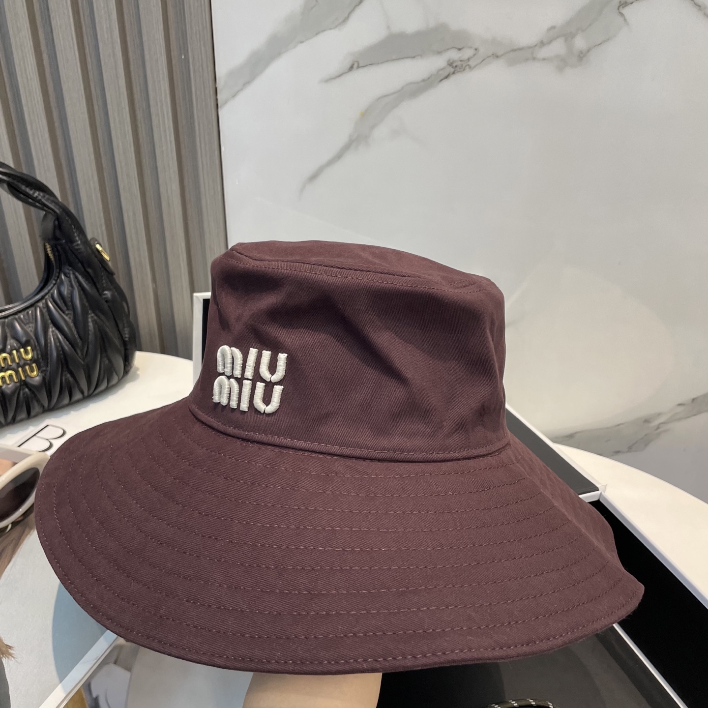  MiuMiu缪缪新款渔夫帽 ｜大帽檐 ～加大遮阳范围 品质细节都好到位 ～
帽子一直都是日常搭配中离不