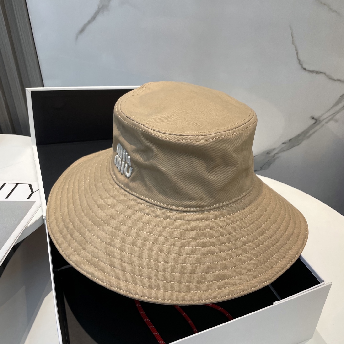  MiuMiu缪缪新款渔夫帽 ｜大帽檐 ～加大遮阳范围 品质细节都好到位 ～
帽子一直都是日常搭配中离不
