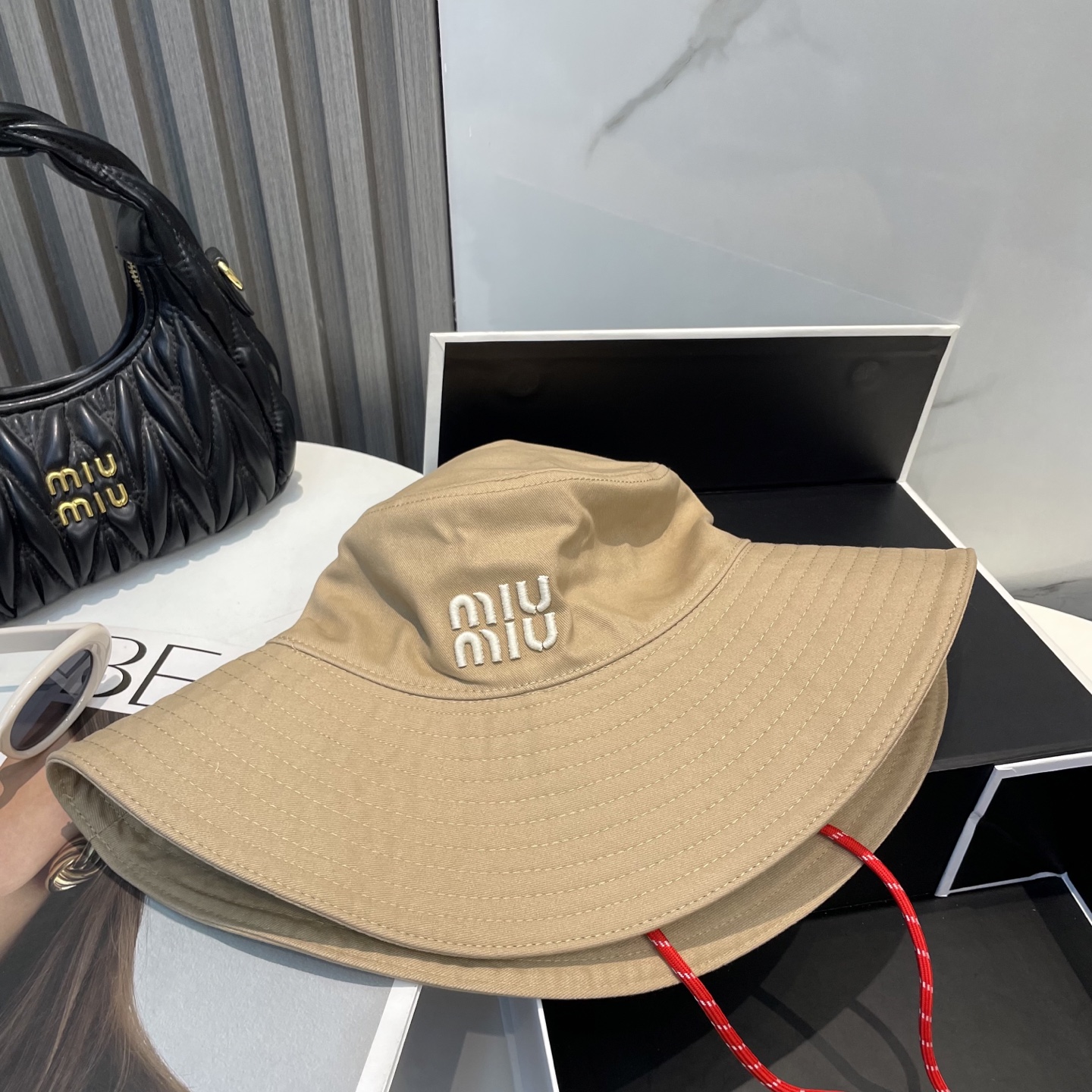  MiuMiu缪缪新款渔夫帽 ｜大帽檐 ～加大遮阳范围 品质细节都好到位 ～
帽子一直都是日常搭配中离不