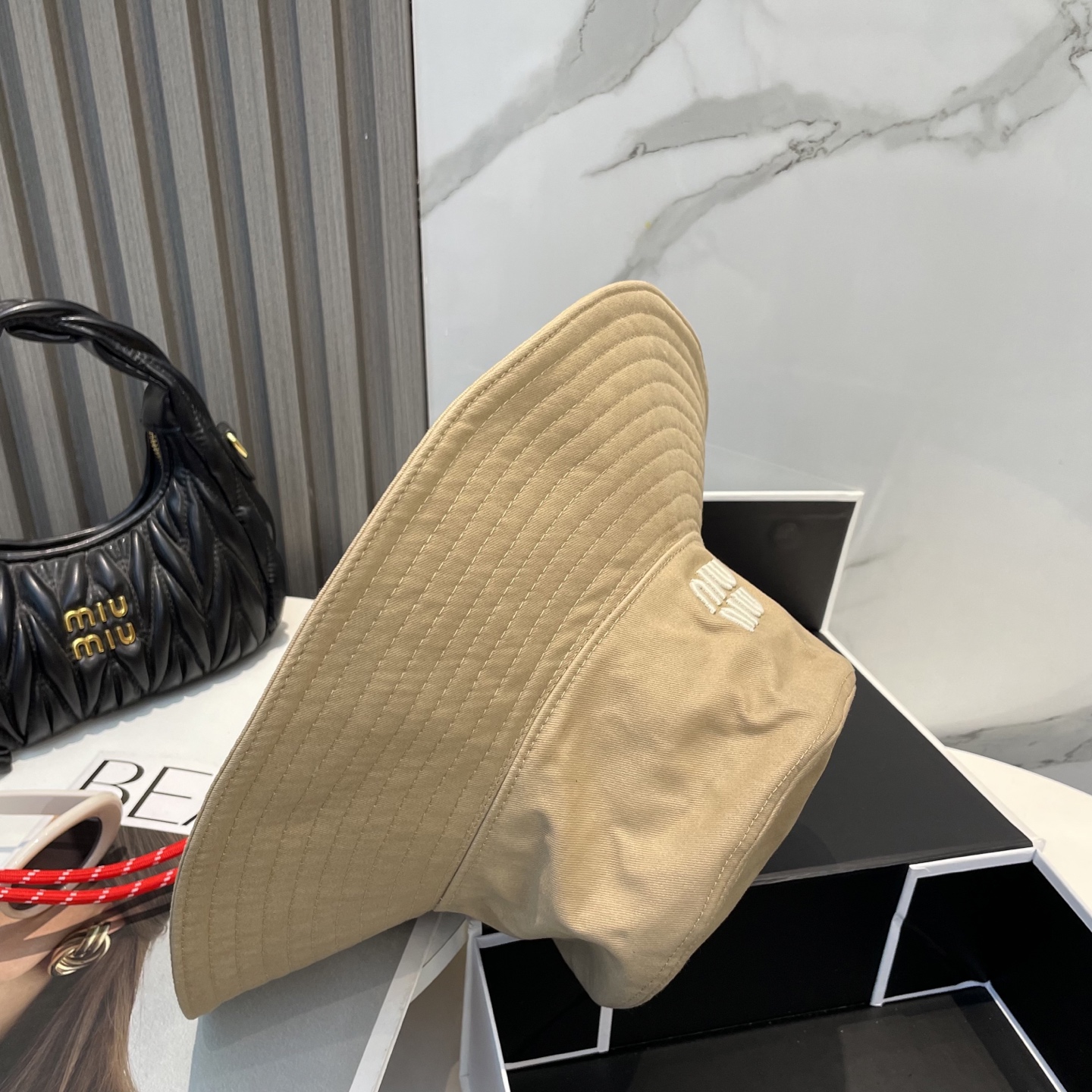  MiuMiu缪缪新款渔夫帽 ｜大帽檐 ～加大遮阳范围 品质细节都好到位 ～
帽子一直都是日常搭配中离不