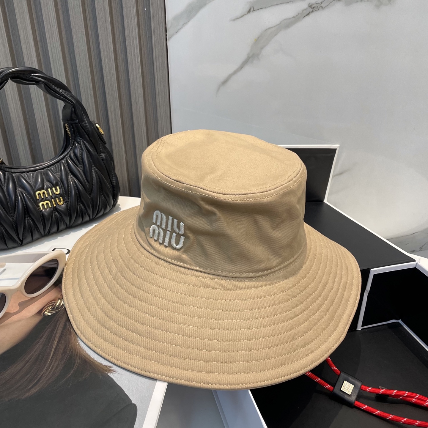  MiuMiu缪缪新款渔夫帽 ｜大帽檐 ～加大遮阳范围 品质细节都好到位 ～
帽子一直都是日常搭配中离不