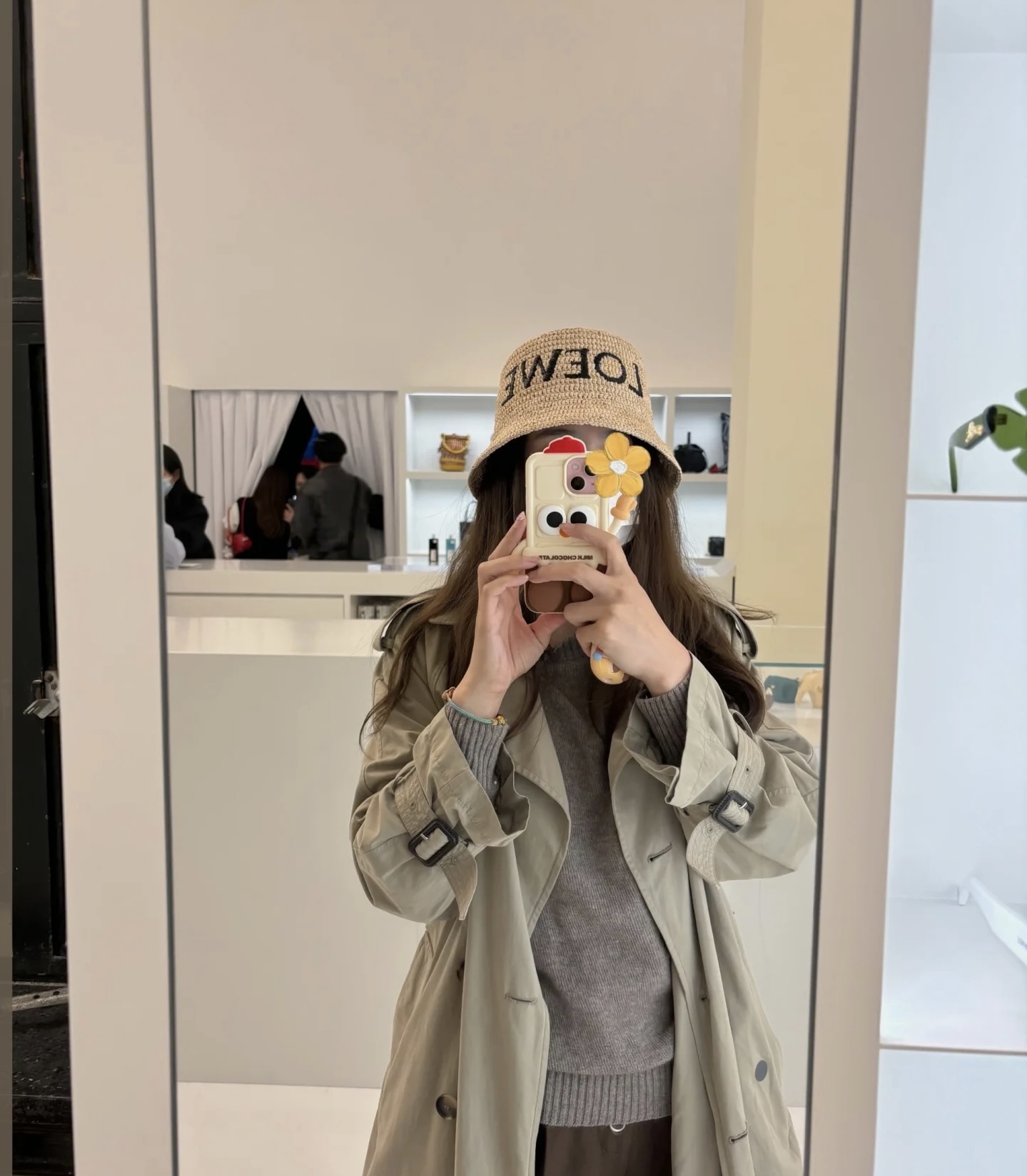 NO:883793,Loewe/Luo Yiwei's new spring and summer straw hat [The upgraded version this year is made of imported fine raffia. Anyone who has bought a raffia hat should know that the finer the raffia material, the more expensive it is.] Imported raffia straw hat, iconic letter logo design, very flattering face shape, the V-shaped face will become smaller in minutes, the shape is very impressive, the knitting texture of this hat is very high-end, and the grass texture is very good.  The shape of the hat is super flattering!  Delicate but not exaggerated, it’s ok for everyday wear!  Every fairy should have | Summer beach vacation or daily sun protection, absolutely fashionable and necessary. Head circumference 57cm. Hat straw hat, fisherman hat, baseball cap, hat, loewe, loewe, espadrilles, espadrilles, hats19860909Loewe/罗意威 春夏新品草编帽【升级版今年重工提升采用进口细小拉菲草 编织而成 , 买过拉菲草帽的宝们应该都知拉菲草材料越细成本就越贵.】 进口拉菲草草帽 标志性字母logo设计 很修饰脸型分分钟变小V脸,型很感赞,本帽款子的编织质感都别特显高级,,草料肌理感非常好. 帽型超级显脸小！秀气不夸张 日常装都ok！每个仙女都该拥有｜夏天沙滩度假者或日常防晒,绝对时是髦刚需品.头围57cm.帽子草帽渔夫帽棒球帽,帽子,loewe,loewe,espadrilles,espadrilles,hats,hat