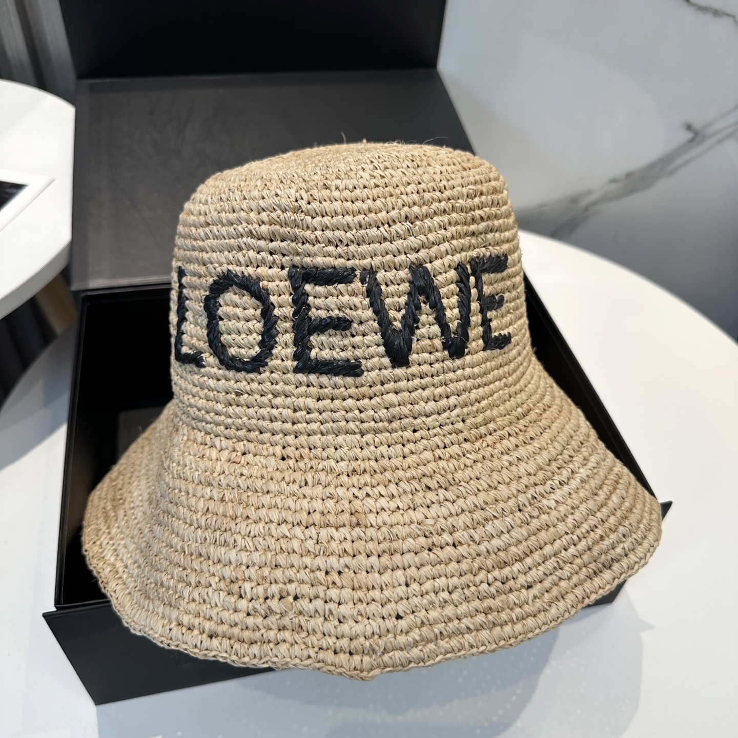 Loewe/罗意威 春夏新品草编帽🎩  【升级版❗️今年重工提升采用进口细小拉菲草 编织而成 ， 买过拉菲草帽的宝们应该