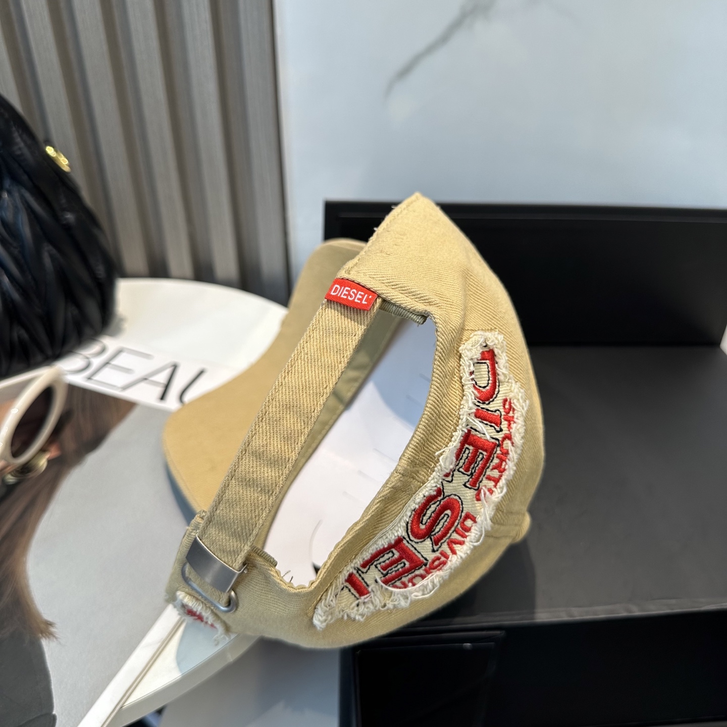  Diesel 迪赛 棒球帽🧢 。棒球帽🧢，出街必备超好搭配，高品质 内标齐全，赶紧入手！