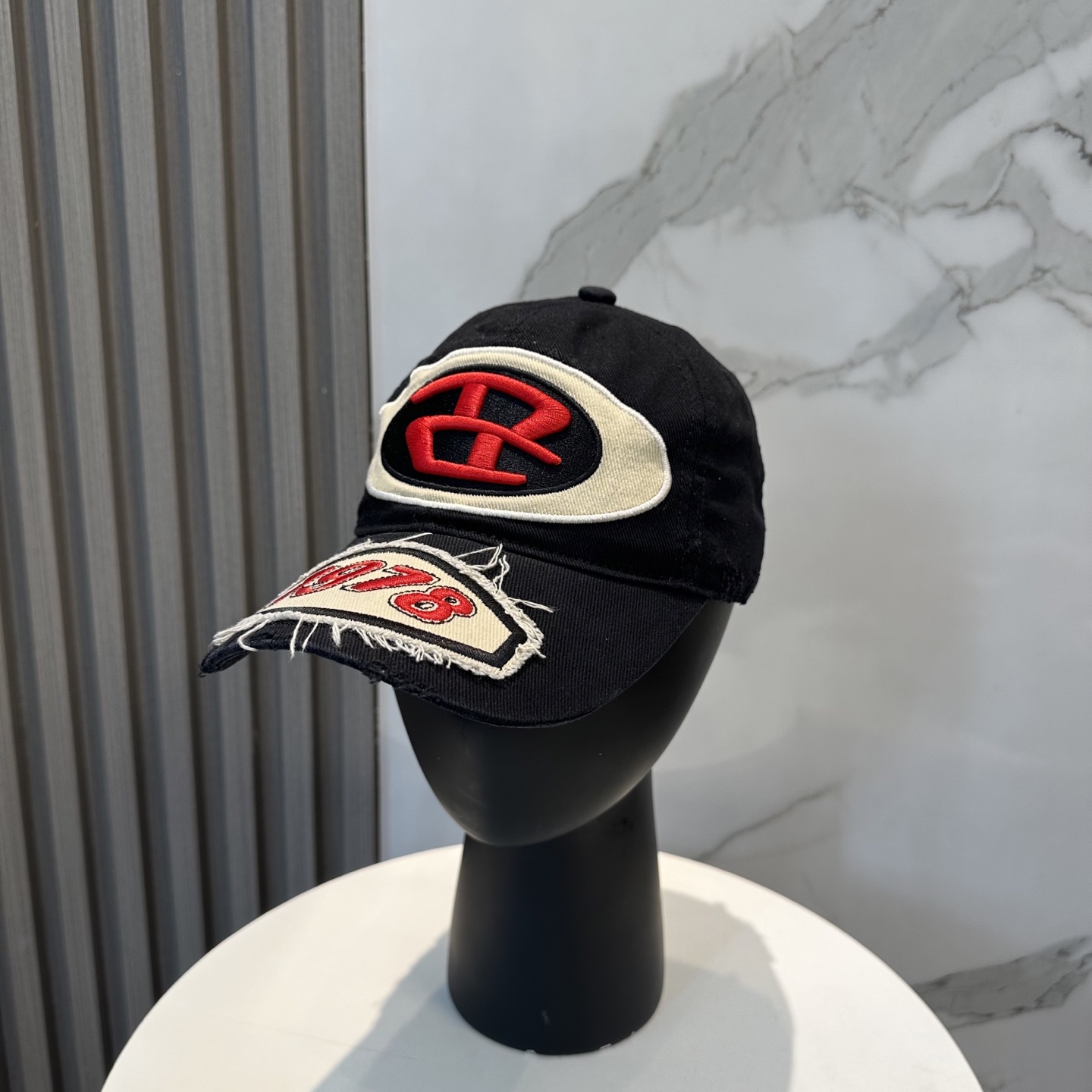 Diesel 迪赛 棒球帽🧢 。棒球帽🧢，出街必备超好搭配，高品质 内标齐全，赶紧入手！