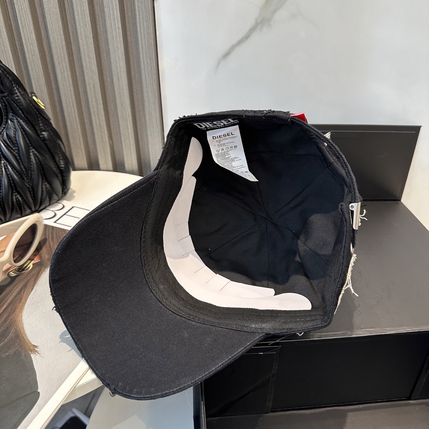  Diesel 迪赛 棒球帽🧢 。棒球帽🧢，出街必备超好搭配，高品质 内标齐全，赶紧入手！