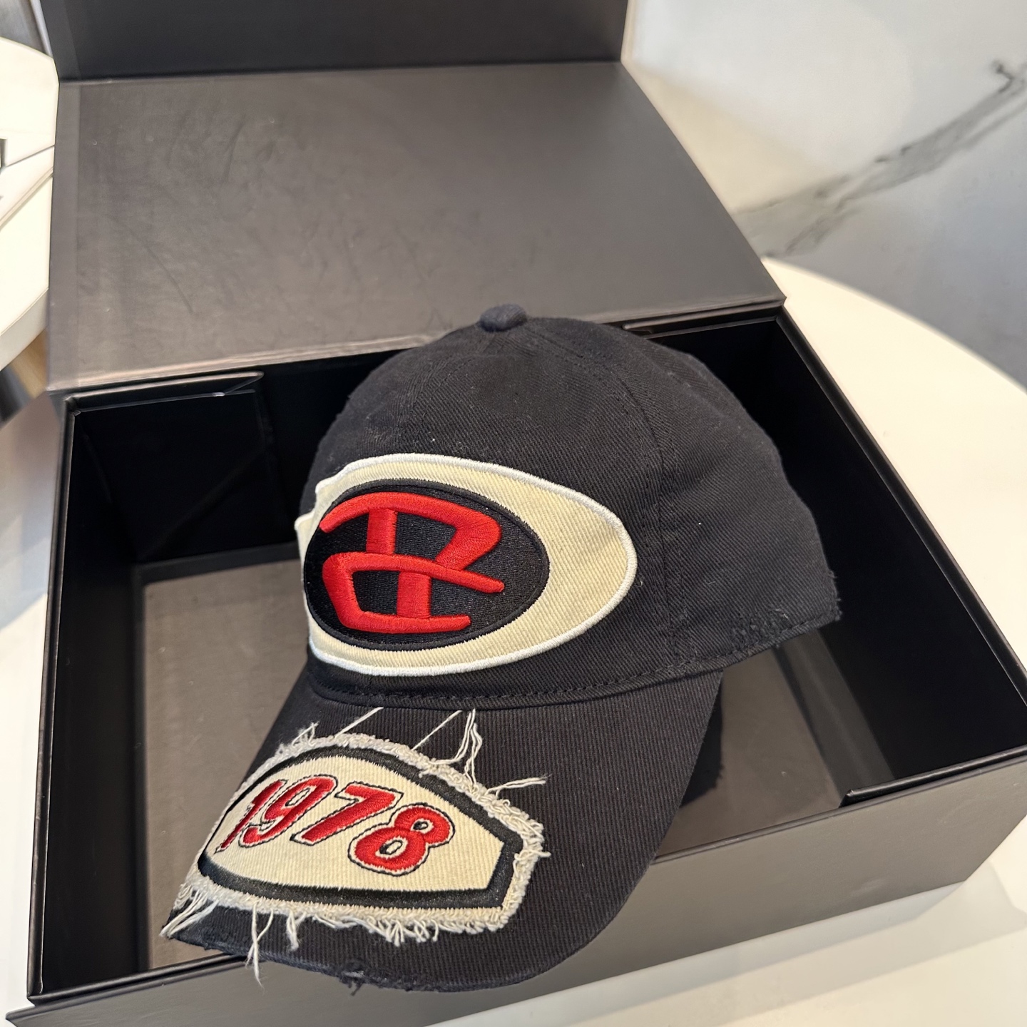  Diesel 迪赛 棒球帽🧢 。棒球帽🧢，出街必备超好搭配，高品质 内标齐全，赶紧入手！