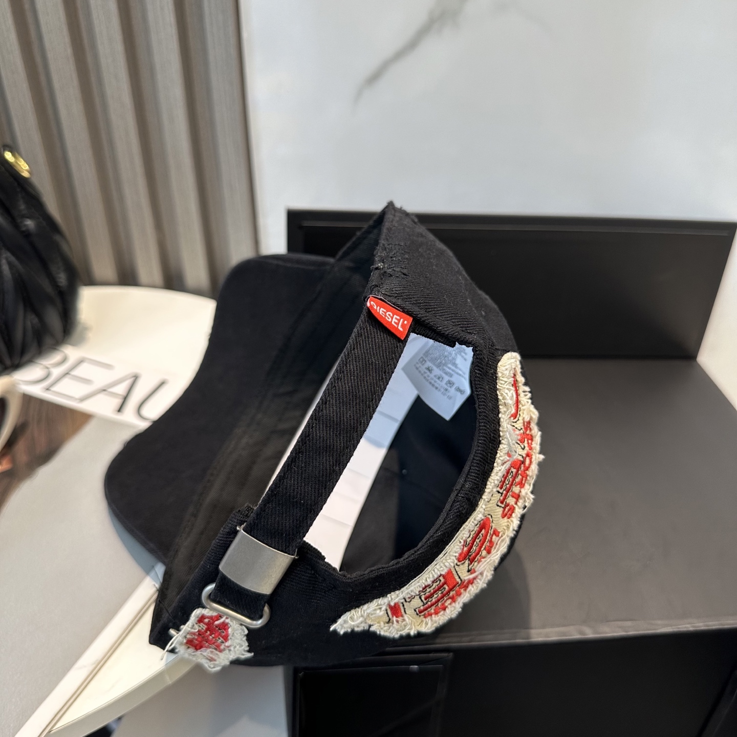  Diesel 迪赛 棒球帽🧢 。棒球帽🧢，出街必备超好搭配，高品质 内标齐全，赶紧入手！