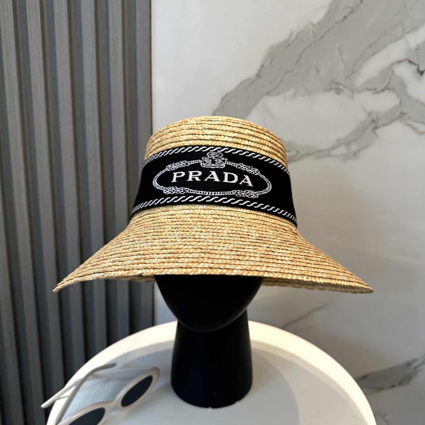 NO:360954,Prada Prada new Rafia dense straw hat, the first choice for the seaside in summer~ same style as the stars~ Big brand simple hat straw hat fisherman hat baseball hat, hat, prada, prada, espadrilles, hats普拉达Prada 新款拉菲草密织草帽 夏天海边首选～ 明星同款～大牌简约帽子草帽渔夫帽棒球帽,帽子,prada,prada,espadrilles,hats,hat