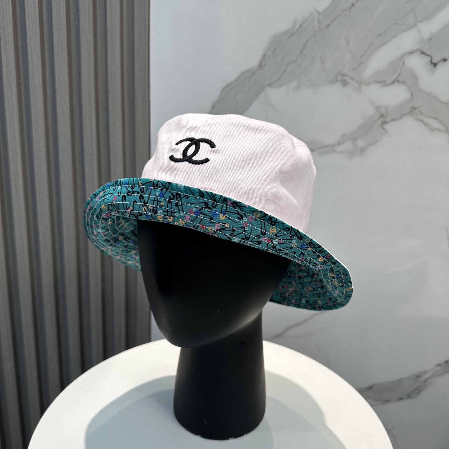
Chanel（香奈儿）专柜新款双面刺绣渔夫帽 11开模订制，立体刺绣，精致无暇！100%纯棉面料，原厂