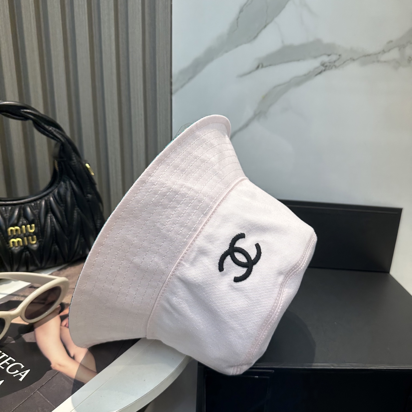 
Chanel（香奈儿）专柜新款双面刺绣渔夫帽 11开模订制，立体刺绣，精致无暇！100%纯棉面料，原厂