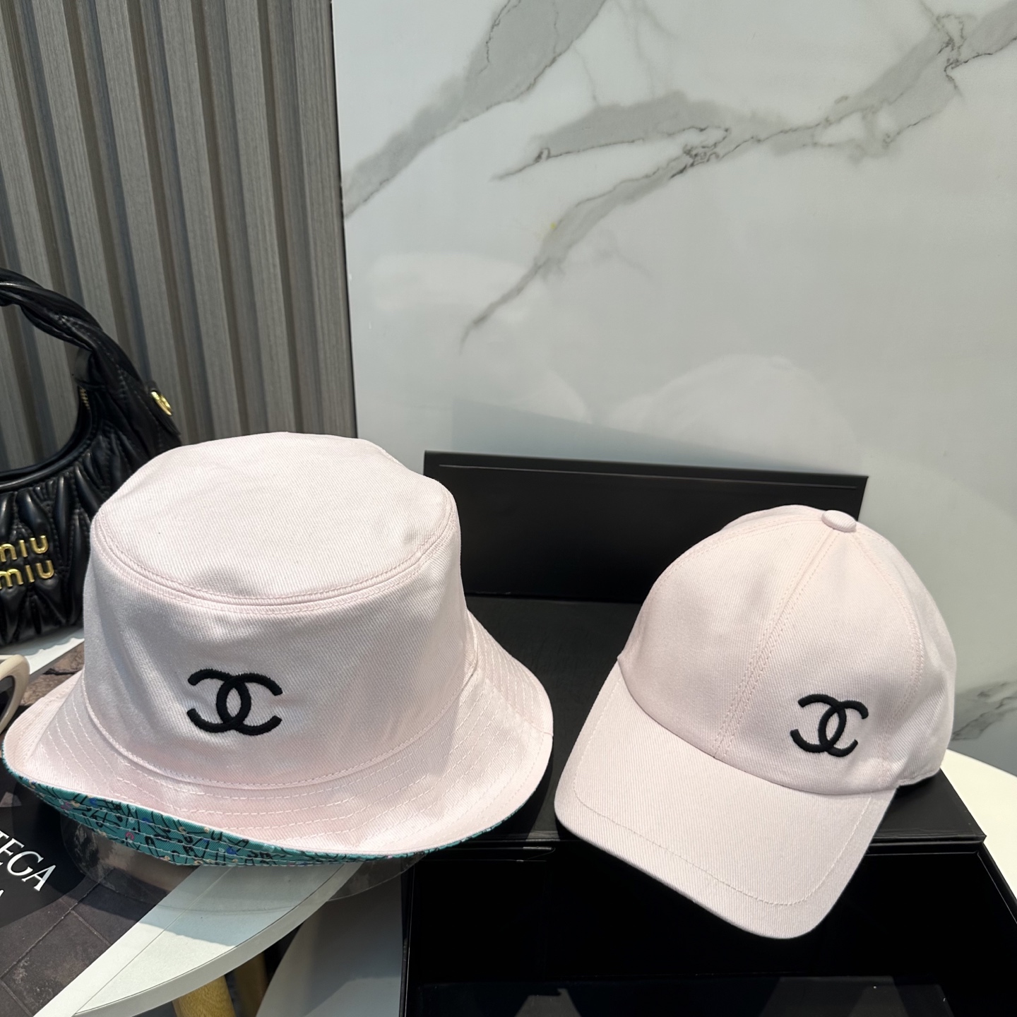 
Chanel（香奈儿）专柜新款双面刺绣渔夫帽 11开模订制，立体刺绣，精致无暇！100%纯棉面料，原厂