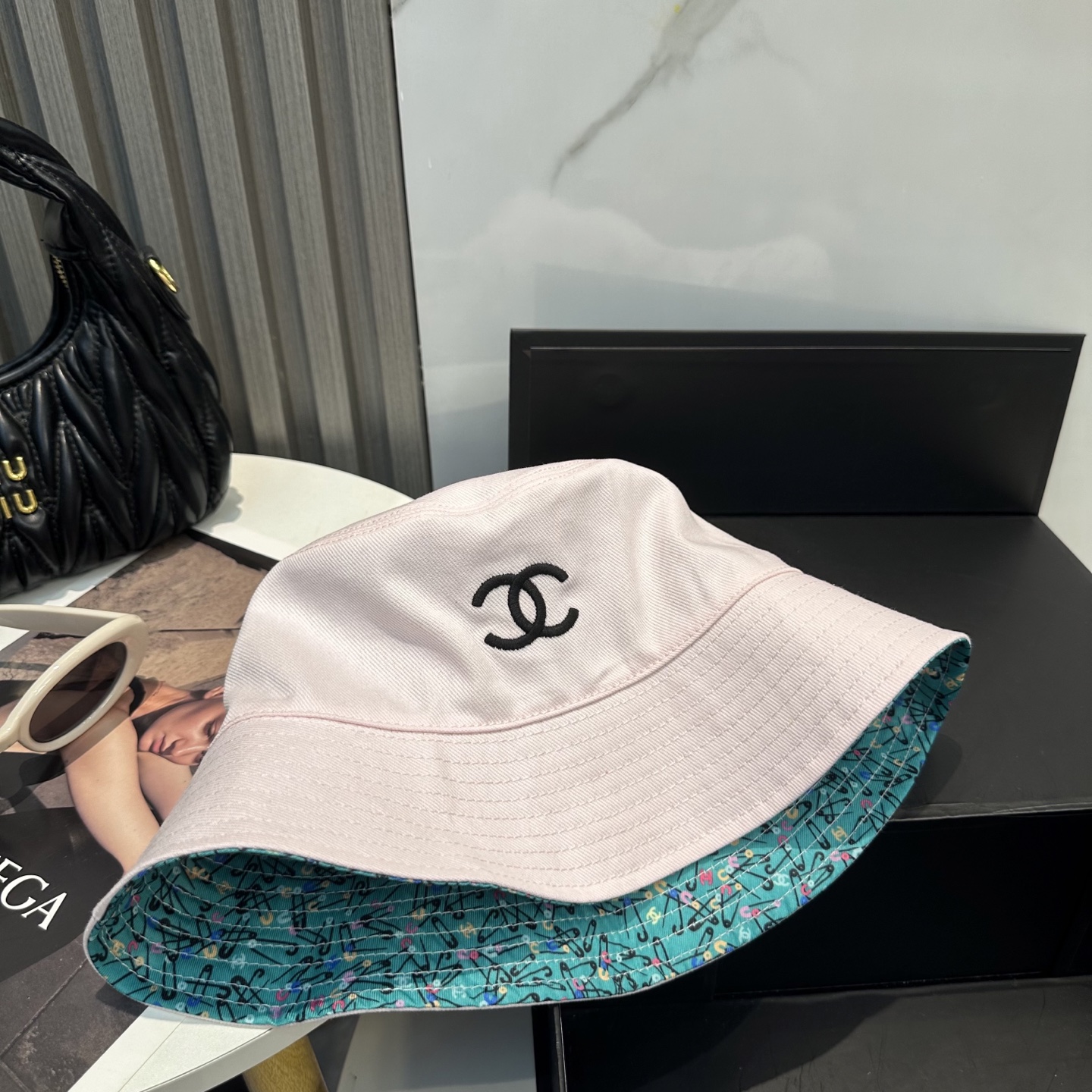 
Chanel（香奈儿）专柜新款双面刺绣渔夫帽 11开模订制，立体刺绣，精致无暇！100%纯棉面料，原厂