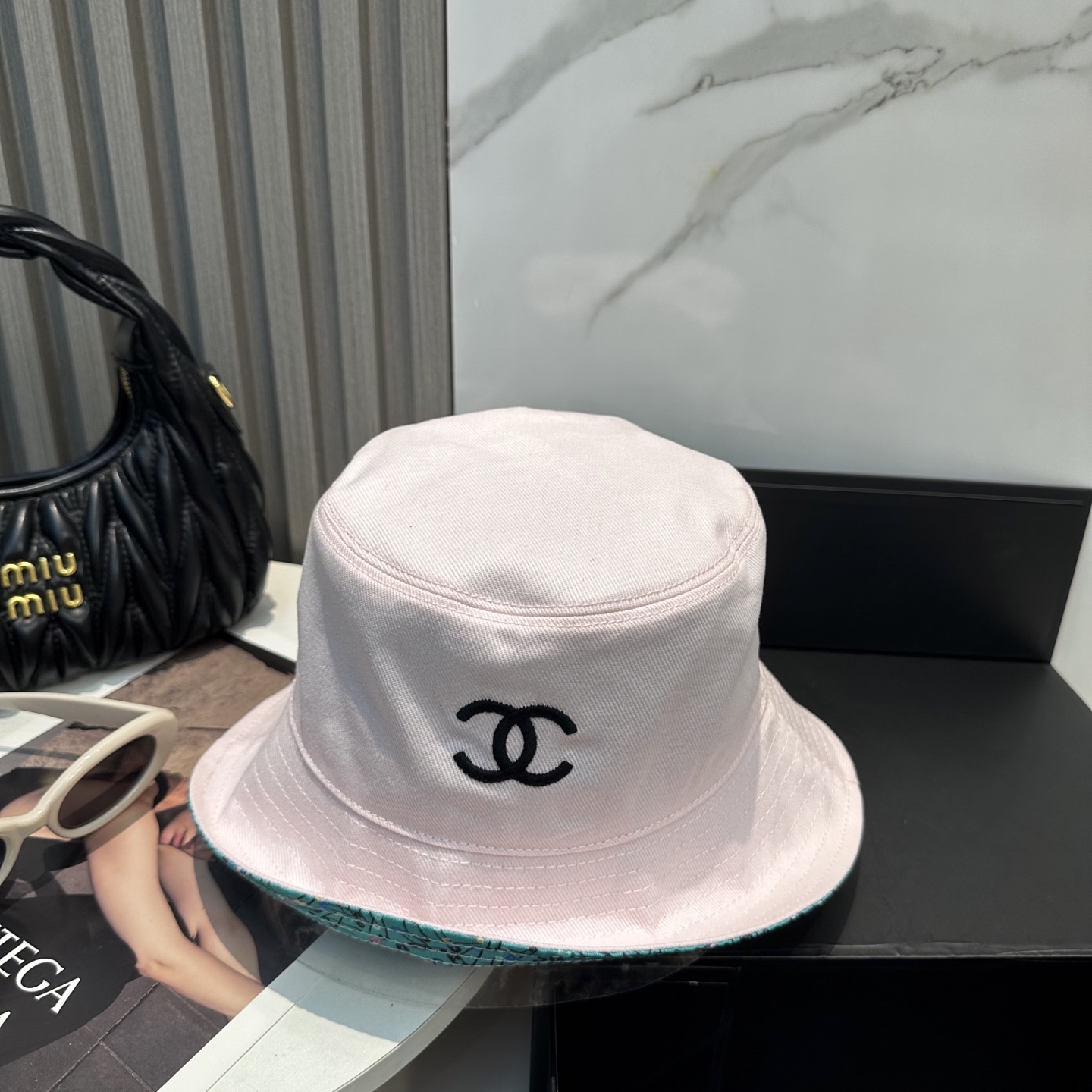
Chanel（香奈儿）专柜新款双面刺绣渔夫帽 11开模订制，立体刺绣，精致无暇！100%纯棉面料，原厂