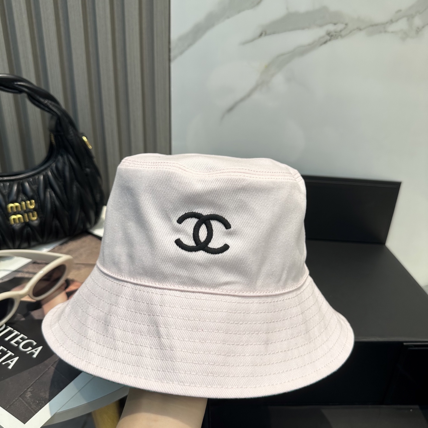 
Chanel（香奈儿）专柜新款双面刺绣渔夫帽 11开模订制，立体刺绣，精致无暇！100%纯棉面料，原厂