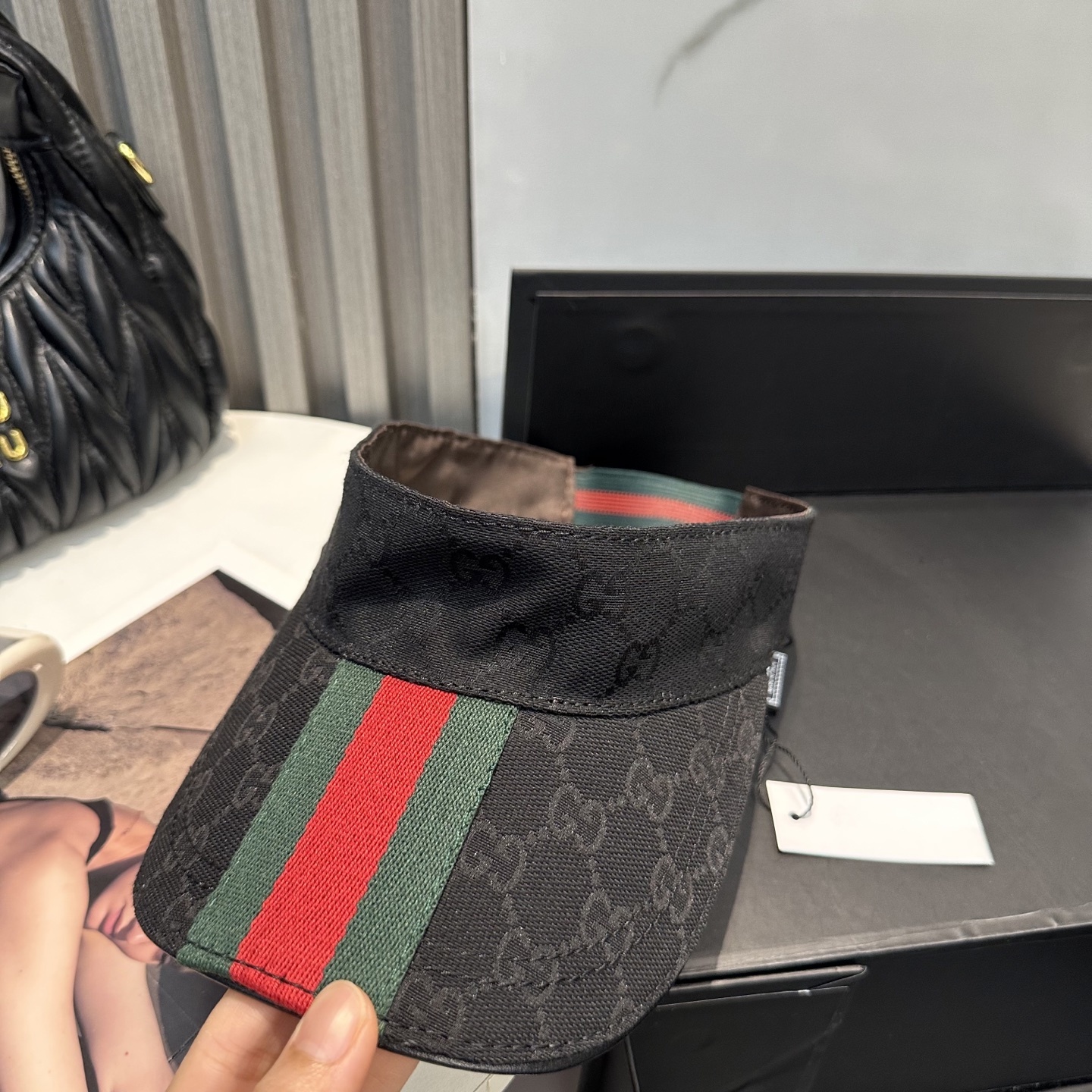 Gucci(古奇)最新原单宽版织带空顶帽。专柜11开模订制,最高版本,原版帆布料,轻盈透气!实物拍摄,