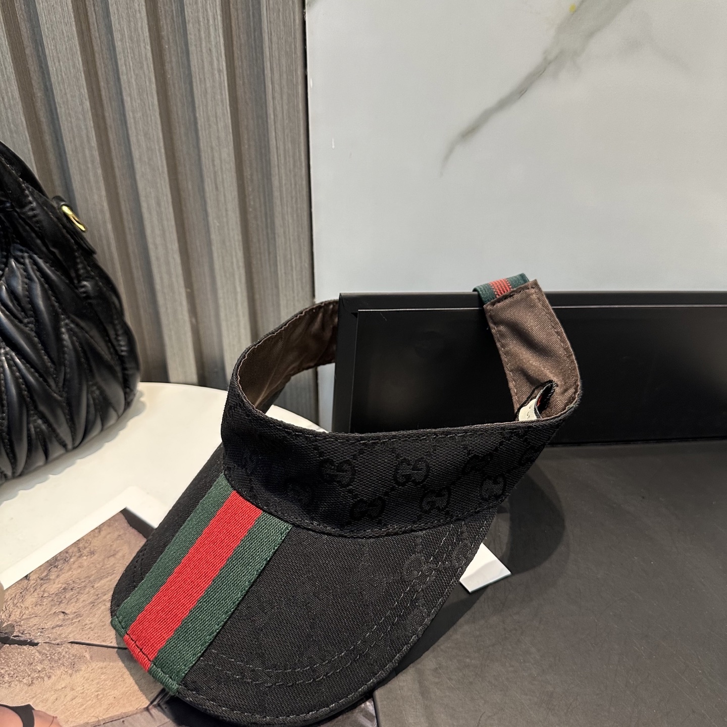 Gucci(古奇)最新原单宽版织带空顶帽。专柜11开模订制,最高版本,原版帆布料,轻盈透气!实物拍摄,