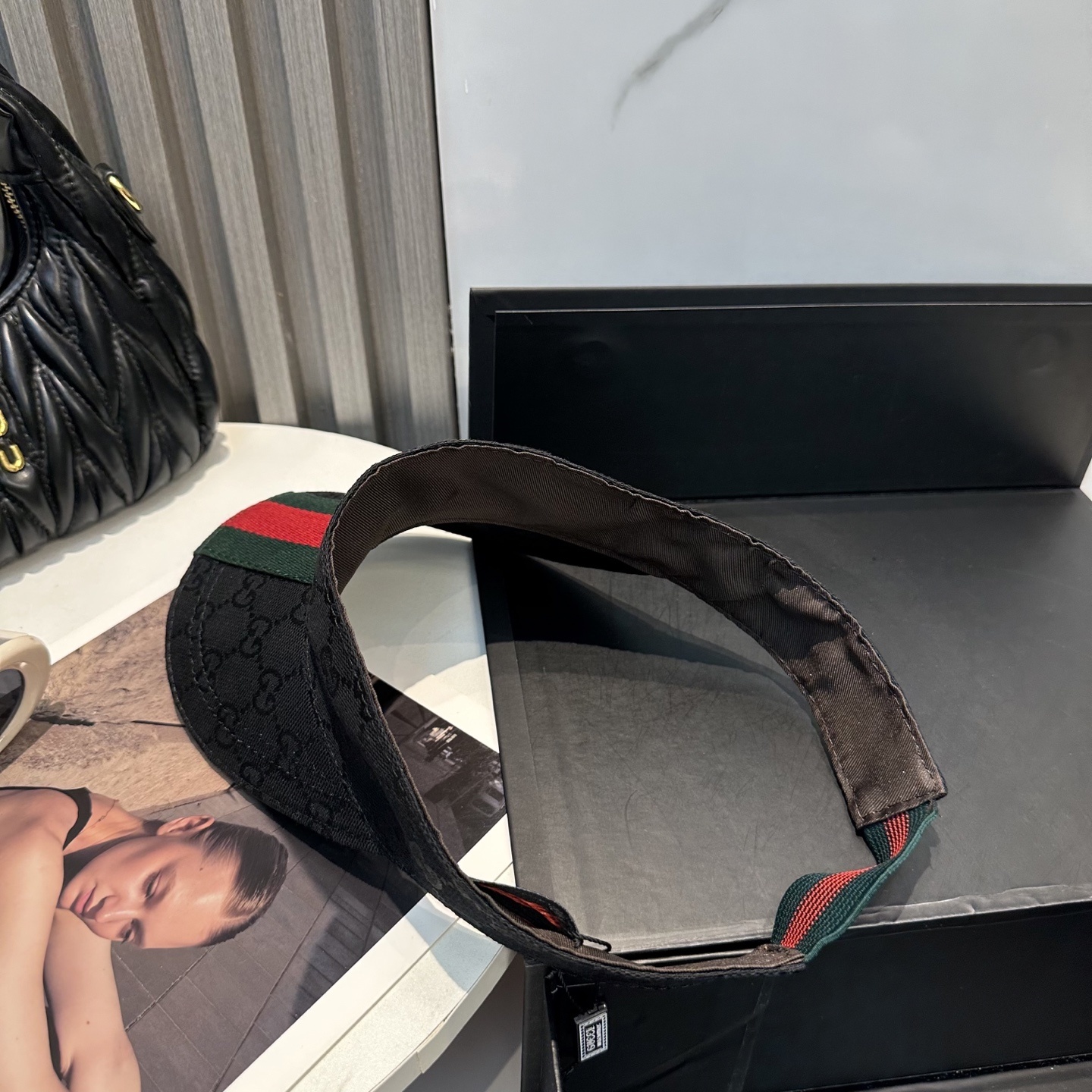 Gucci(古奇)最新原单宽版织带空顶帽。专柜11开模订制,最高版本,原版帆布料,轻盈透气!实物拍摄,