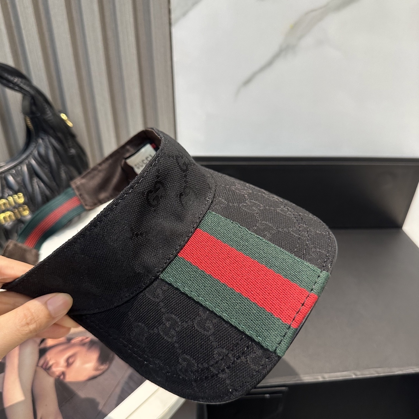 Gucci(古奇)最新原单宽版织带空顶帽。专柜11开模订制,最高版本,原版帆布料,轻盈透气!实物拍摄,