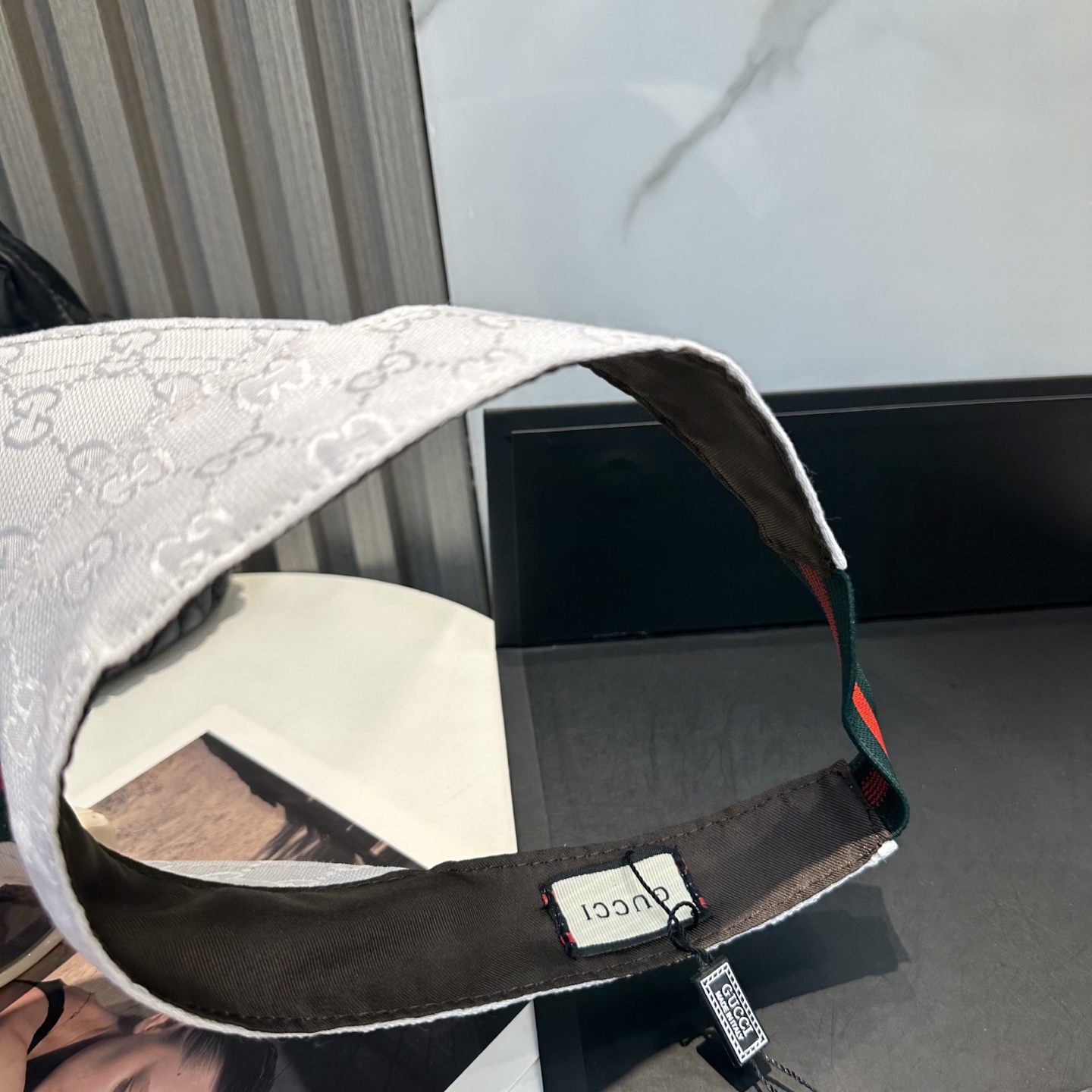 Gucci(古奇)最新原单宽版织带空顶帽。专柜11开模订制,最高版本,原版帆布料,轻盈透气!实物拍摄,