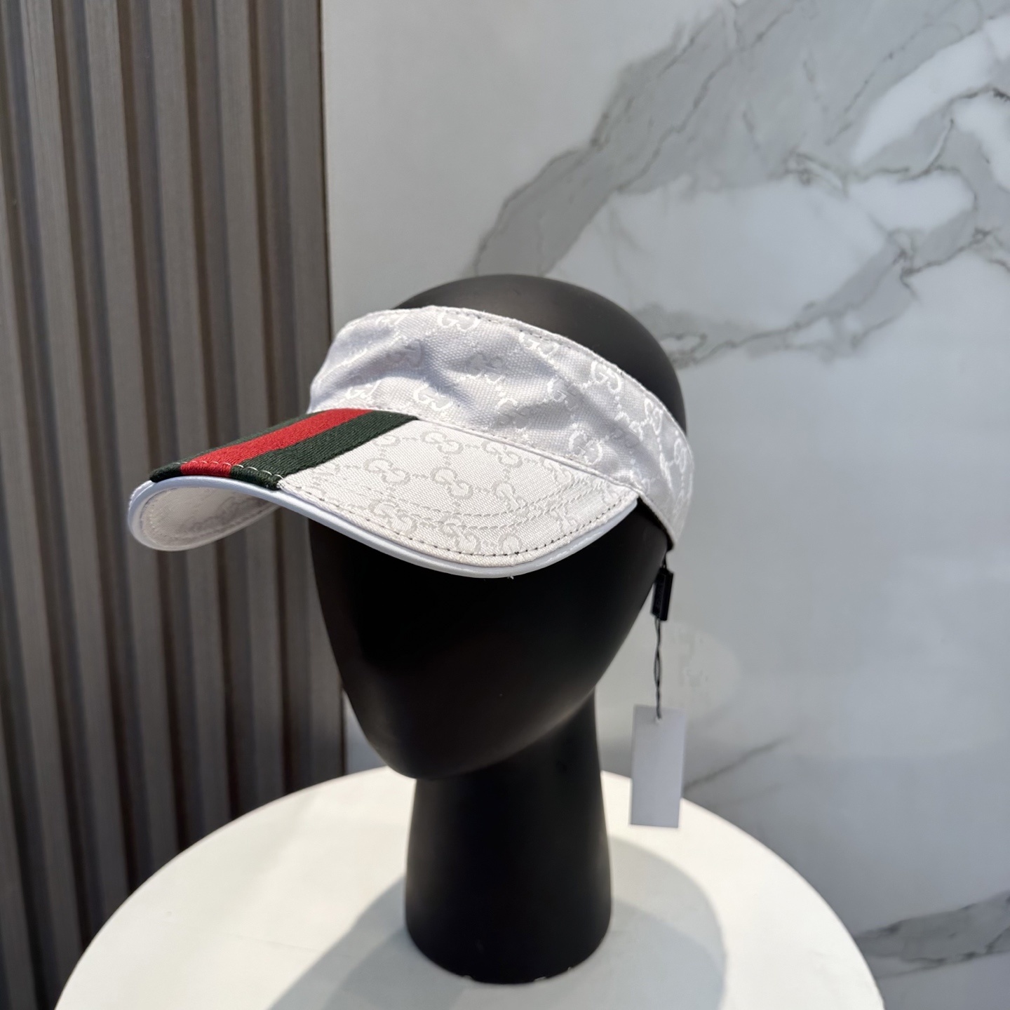 Gucci(古奇)最新原单宽版织带空顶帽。专柜11开模订制,最高版本,原版帆布料,轻盈透气!实物拍摄,