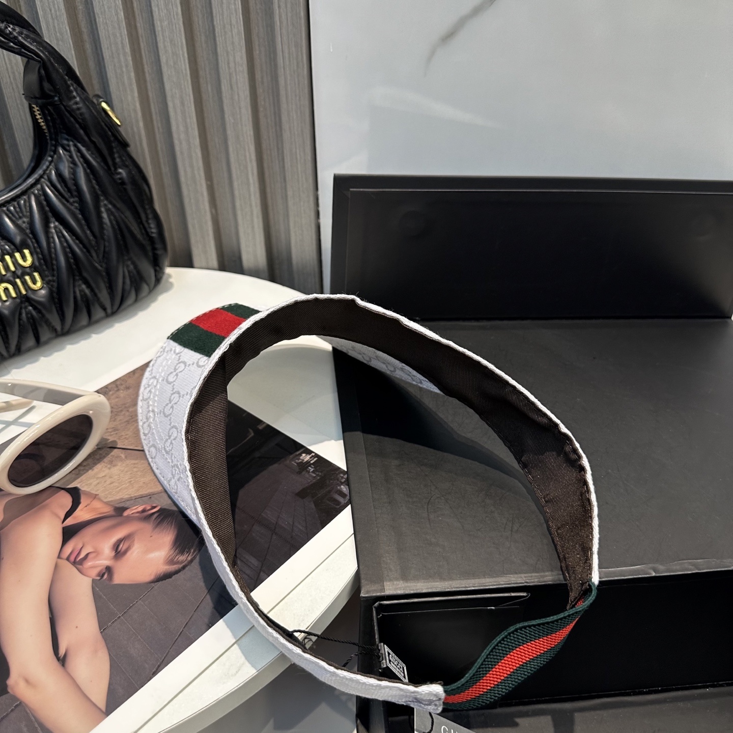 Gucci(古奇)最新原单宽版织带空顶帽。专柜11开模订制,最高版本,原版帆布料,轻盈透气!实物拍摄,