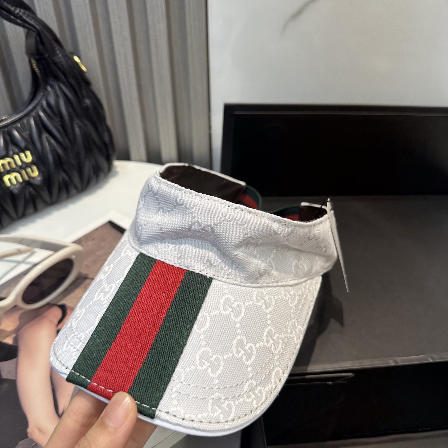 Gucci(古奇)最新原单宽版织带空顶帽。专柜11开模订制,最高版本,原版帆布料,轻盈透气!实物拍摄,