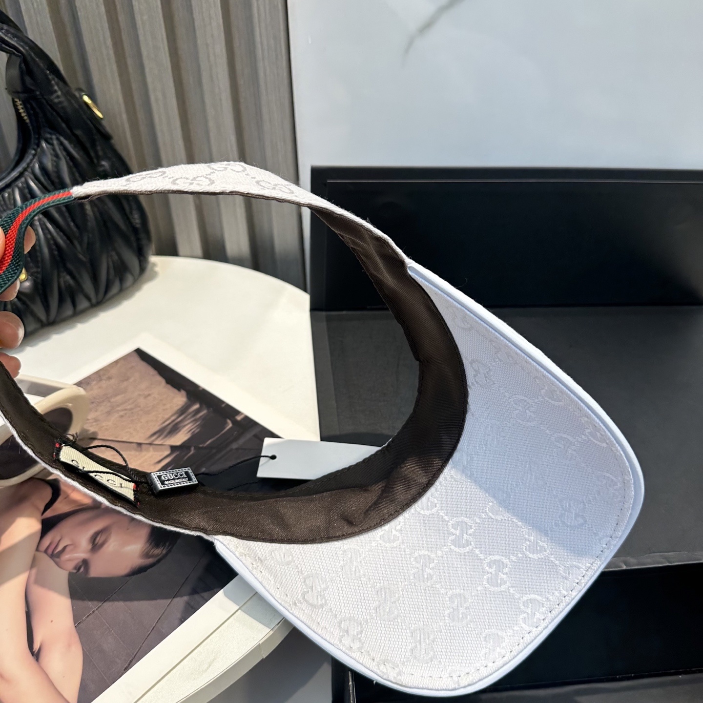 Gucci(古奇)最新原单宽版织带空顶帽。专柜11开模订制,最高版本,原版帆布料,轻盈透气!实物拍摄,