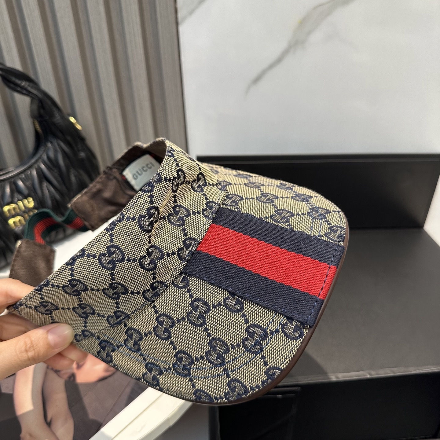 Gucci(古奇)最新原单宽版织带空顶帽。专柜11开模订制,最高版本,原版帆布料,轻盈透气!实物拍摄,