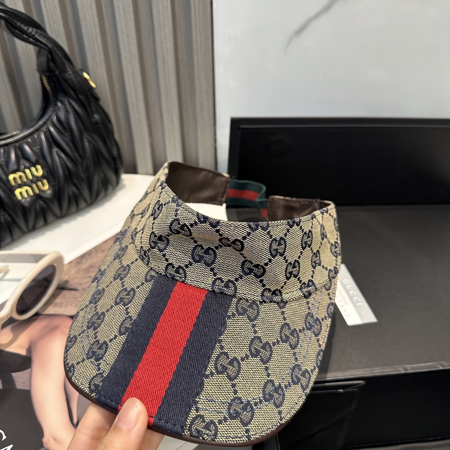 Gucci(古奇)最新原单宽版织带空顶帽。专柜11开模订制,最高版本,原版帆布料,轻盈透气!实物拍摄,